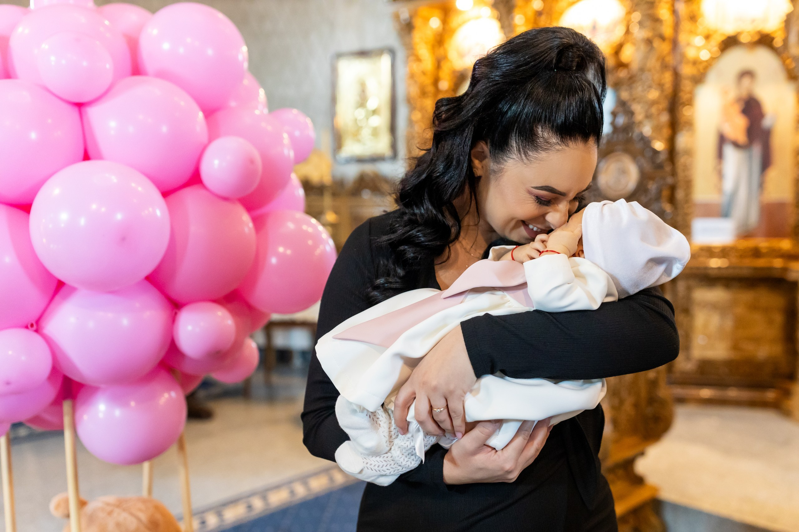 “Bebeluș botezat în biserică, ținut în brațe de nași” • “Detaliu cu lumânarea de botez decorată cu flori albe” • “Părinți emoționați alături de copilul lor la ceremonia de botez” • “Masa festivă de botez cu decor tematic și tort personalizat” • “Momentul în care preotul toarnă apă sfințită pe fruntea bebelușului” “Bebeluș în rochie albă de botez, zâmbind în brațele mamei” • “Detaliu cu cruciulița de botez așezată pe o pernă de satin” • “Părinți și nași aprinzând lumânările în timpul ceremoniei de botez” • “Tort de botez decorat cu figurine tematice și numele copilului” • “Copil botezat dormind liniștit în pătuțul decorat festiv” • “Momentul în care preotul binecuvântează copilul în fața altarului” • “Invitați adunându-se în jurul mesei festive la petrecerea de botez” • “Bebeluș ținând în mână o jucărie personalizată primită la botez” • “Familie fericită pozând împreună după ceremonia de botez” • “Decor tematic cu baloane și flori la locația petrecerii de botez” fotograf Botoșani fotograf evenimente fotograf botez Alin Chirila fotograf alinofotostudio,- Preotul ținându-l pe micuțul Mathias Gabriel la botez, în biserica Înălțarea Domnului, Copălău - Detalii de la botezul lui Mathias – lumânare, trusou și icoană - Familia lui Mathias Gabriel alături de micuț, în ziua botezului - Portret emoționant cu mama și bebelușul în brațe, în biserică,fotograf profesionist evenimente Botoșani, Iași, Suceava, Fălticeni, Bacău, Pașcani, Roman - AlinoFotoStudio by Alin Chirilă - servicii foto nuntă, botez, cununie, ședințe foto creative, albume personalizate, fotografii emoționante și calitative pentru cele mai importante momente din viață,fotograf nuntă Botoșani Alin Chirilă, ședință foto botez Iași - AlinoFotoStudio, servicii fotograf profesionist evenimente Suceava, fotograf cununie civilă Fălticeni - Alin Chirilă, album foto nuntă personalizat Bacău.“Bebeluș botezat în biserică, ținut în brațe de nași” • “Detaliu cu lumânarea de botez decorată cu flori albe” • “Părinți emoționați alături de copilul lor la ceremonia de botez” • “Masa festivă de botez cu decor tematic și tort personalizat” • “Momentul în care preotul toarnă apă sfințită pe fruntea bebelușului” “Bebeluș în rochie albă de botez, zâmbind în brațele mamei” • “Detaliu cu cruciulița de botez așezată pe o pernă de satin” • “Părinți și nași aprinzând lumânările în timpul ceremoniei de botez” • “Tort de botez decorat cu figurine tematice și numele copilului” • “Copil botezat dormind liniștit în pătuțul decorat festiv” • “Momentul în care preotul binecuvântează copilul în fața altarului” • “Invitați adunându-se în jurul mesei festive la petrecerea de botez” • “Bebeluș ținând în mână o jucărie personalizată primită la botez” • “Familie fericită pozând împreună după ceremonia de botez” • “Decor tematic cu baloane și flori la locația petrecerii de botez” fotograf Botoșani fotograf evenimente fotograf botez Alin Chirila fotograf alinofotostudio.fotograf botez Amelis Maria, fotografie botez Botoșani, fotograf Alin Chirilă, amintiri botez, fotografii botez, botez Amelis Maria, fotograf copii, fotografie botez în Botoșani,