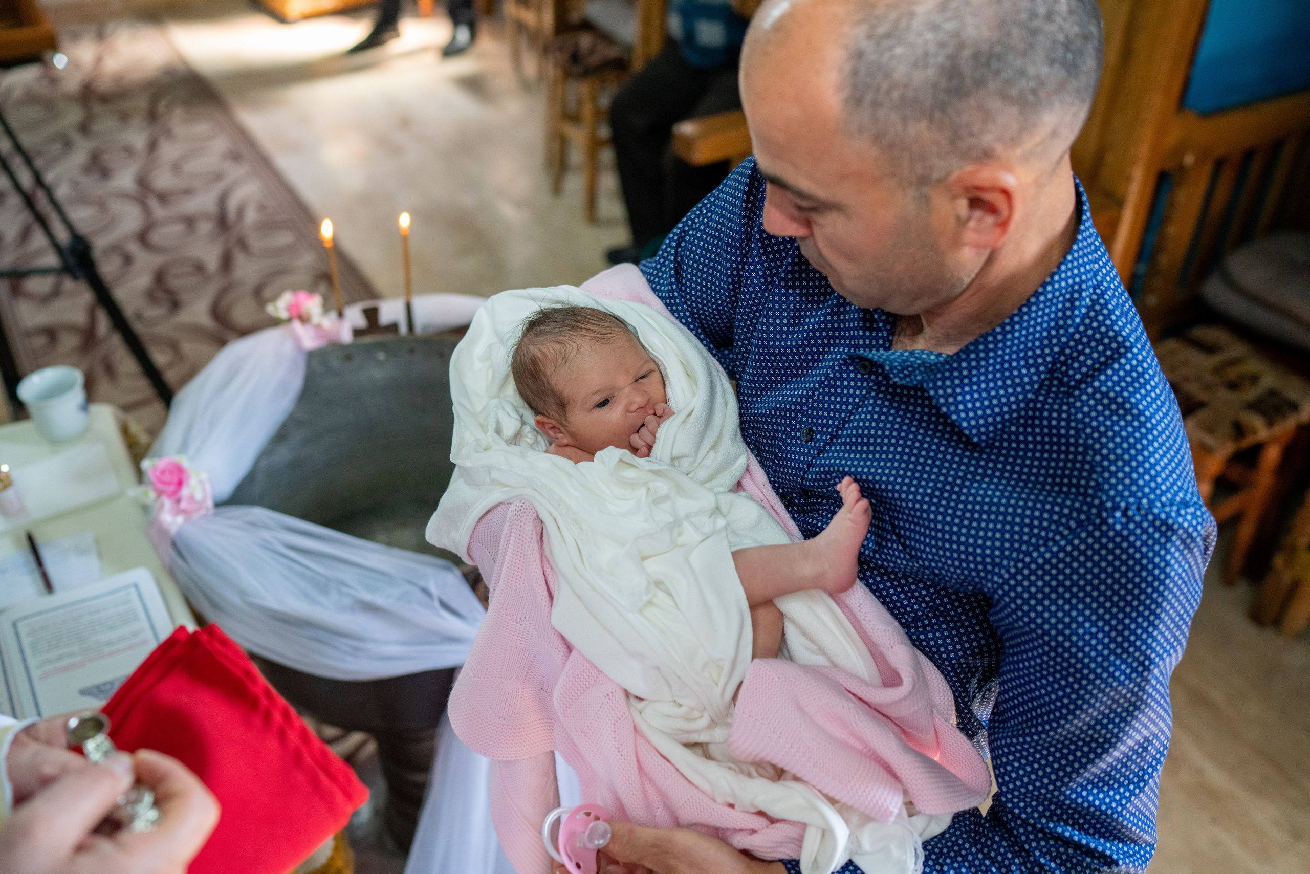 “Bebeluș botezat în biserică, ținut în brațe de nași” • “Detaliu cu lumânarea de botez decorată cu flori albe” • “Părinți emoționați alături de copilul lor la ceremonia de botez” • “Masa festivă de botez cu decor tematic și tort personalizat” • “Momentul în care preotul toarnă apă sfințită pe fruntea bebelușului” “Bebeluș în rochie albă de botez, zâmbind în brațele mamei” • “Detaliu cu cruciulița de botez așezată pe o pernă de satin” • “Părinți și nași aprinzând lumânările în timpul ceremoniei de botez” • “Tort de botez decorat cu figurine tematice și numele copilului” • “Copil botezat dormind liniștit în pătuțul decorat festiv” • “Momentul în care preotul binecuvântează copilul în fața altarului” • “Invitați adunându-se în jurul mesei festive la petrecerea de botez” • “Bebeluș ținând în mână o jucărie personalizată primită la botez” • “Familie fericită pozând împreună după ceremonia de botez” • “Decor tematic cu baloane și flori la locația petrecerii de botez” fotograf Botoșani fotograf evenimente fotograf botez Alin Chirila fotograf alinofotostudio,- Preotul ținându-l pe micuțul Mathias Gabriel la botez, în biserica Înălțarea Domnului, Copălău - Detalii de la botezul lui Mathias – lumânare, trusou și icoană - Familia lui Mathias Gabriel alături de micuț, în ziua botezului - Portret emoționant cu mama și bebelușul în brațe, în biserică,fotograf profesionist evenimente Botoșani, Iași, Suceava, Fălticeni, Bacău, Pașcani, Roman - AlinoFotoStudio by Alin Chirilă - servicii foto nuntă, botez, cununie, ședințe foto creative, albume personalizate, fotografii emoționante și calitative pentru cele mai importante momente din viață,fotograf nuntă Botoșani Alin Chirilă, ședință foto botez Iași - AlinoFotoStudio, servicii fotograf profesionist evenimente Suceava, fotograf cununie civilă Fălticeni - Alin Chirilă, album foto nuntă personalizat Bacău.“Bebeluș botezat în biserică, ținut în brațe de nași” • “Detaliu cu lumânarea de botez decorată cu flori albe” • “Părinți emoționați alături de copilul lor la ceremonia de botez” • “Masa festivă de botez cu decor tematic și tort personalizat” • “Momentul în care preotul toarnă apă sfințită pe fruntea bebelușului” “Bebeluș în rochie albă de botez, zâmbind în brațele mamei” • “Detaliu cu cruciulița de botez așezată pe o pernă de satin” • “Părinți și nași aprinzând lumânările în timpul ceremoniei de botez” • “Tort de botez decorat cu figurine tematice și numele copilului” • “Copil botezat dormind liniștit în pătuțul decorat festiv” • “Momentul în care preotul binecuvântează copilul în fața altarului” • “Invitați adunându-se în jurul mesei festive la petrecerea de botez” • “Bebeluș ținând în mână o jucărie personalizată primită la botez” • “Familie fericită pozând împreună după ceremonia de botez” • “Decor tematic cu baloane și flori la locația petrecerii de botez” fotograf Botoșani fotograf evenimente fotograf botez Alin Chirila fotograf alinofotostudio.fotograf botez Amelis Maria, fotografie botez Botoșani, fotograf Alin Chirilă, amintiri botez, fotografii botez, botez Amelis Maria, fotograf copii, fotografie botez în Botoșani,