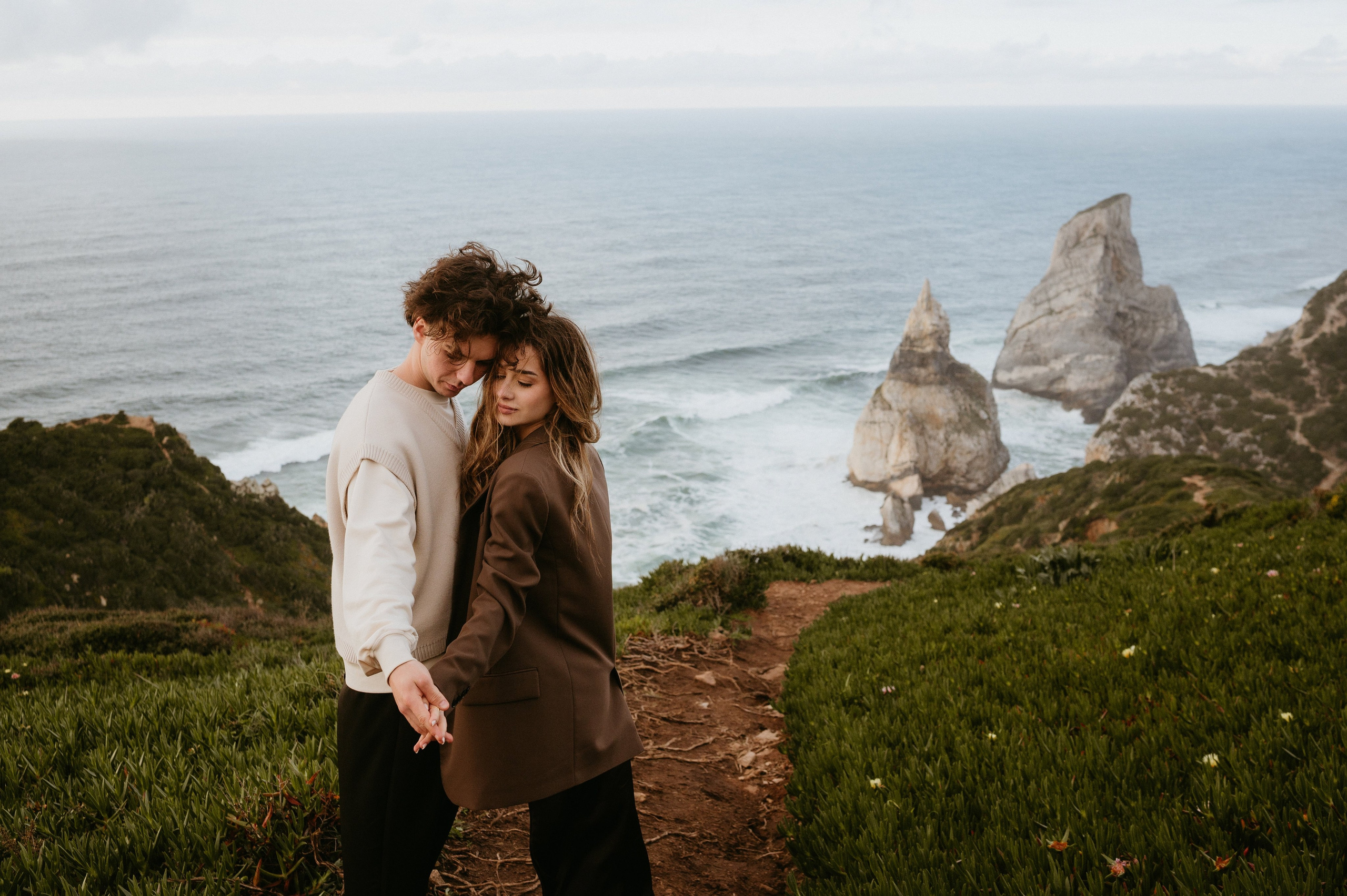 Praia da Ursa – ședință foto de cuplu într-un loc magic din Portugalia. Valentin Melen - fotograf de nunta 🤍