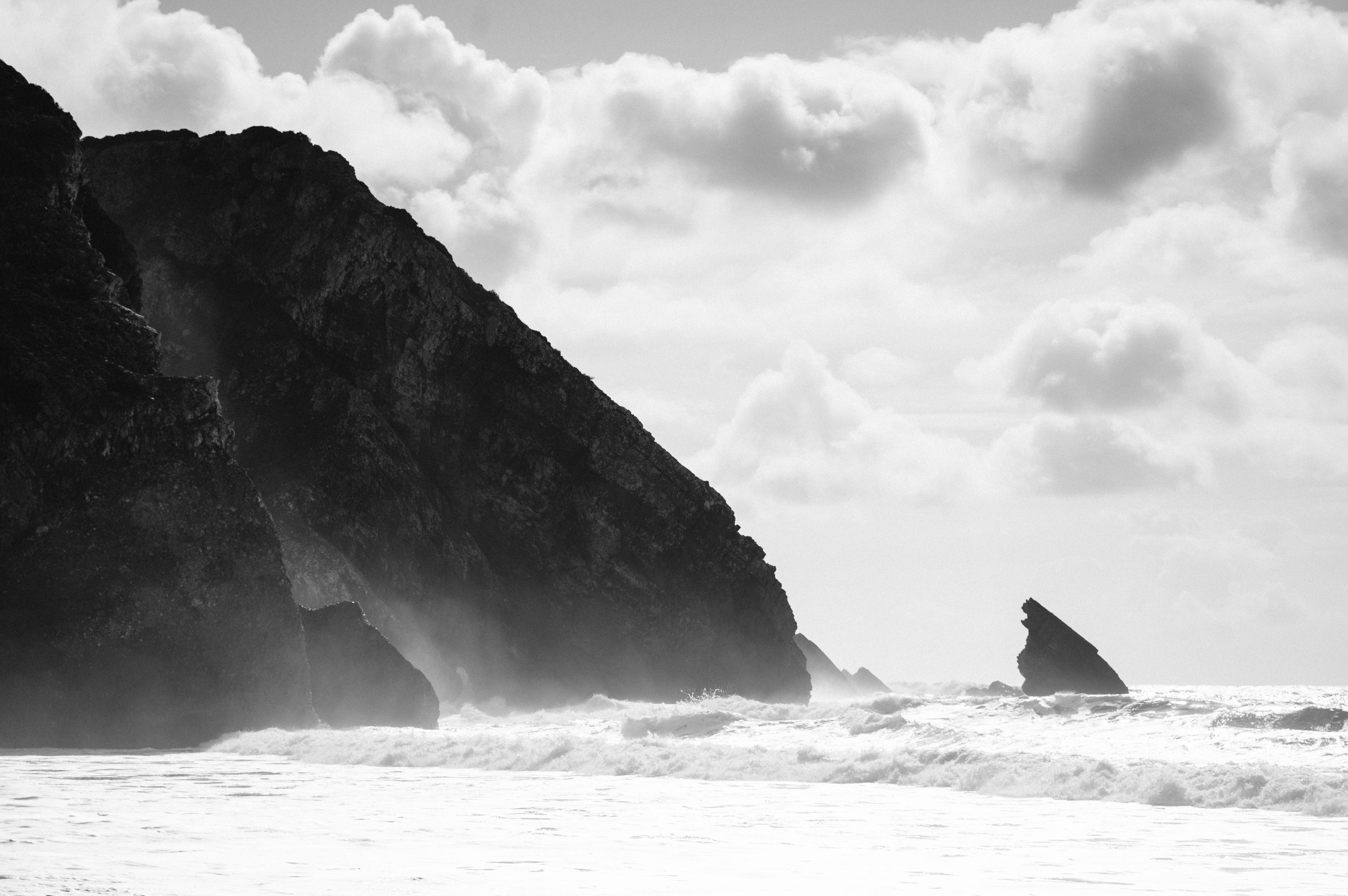 Ședință foto de nuntă pe plaja Adraga – emoție la malul oceanului Atlantic. Valentin Melen — wedding photographer