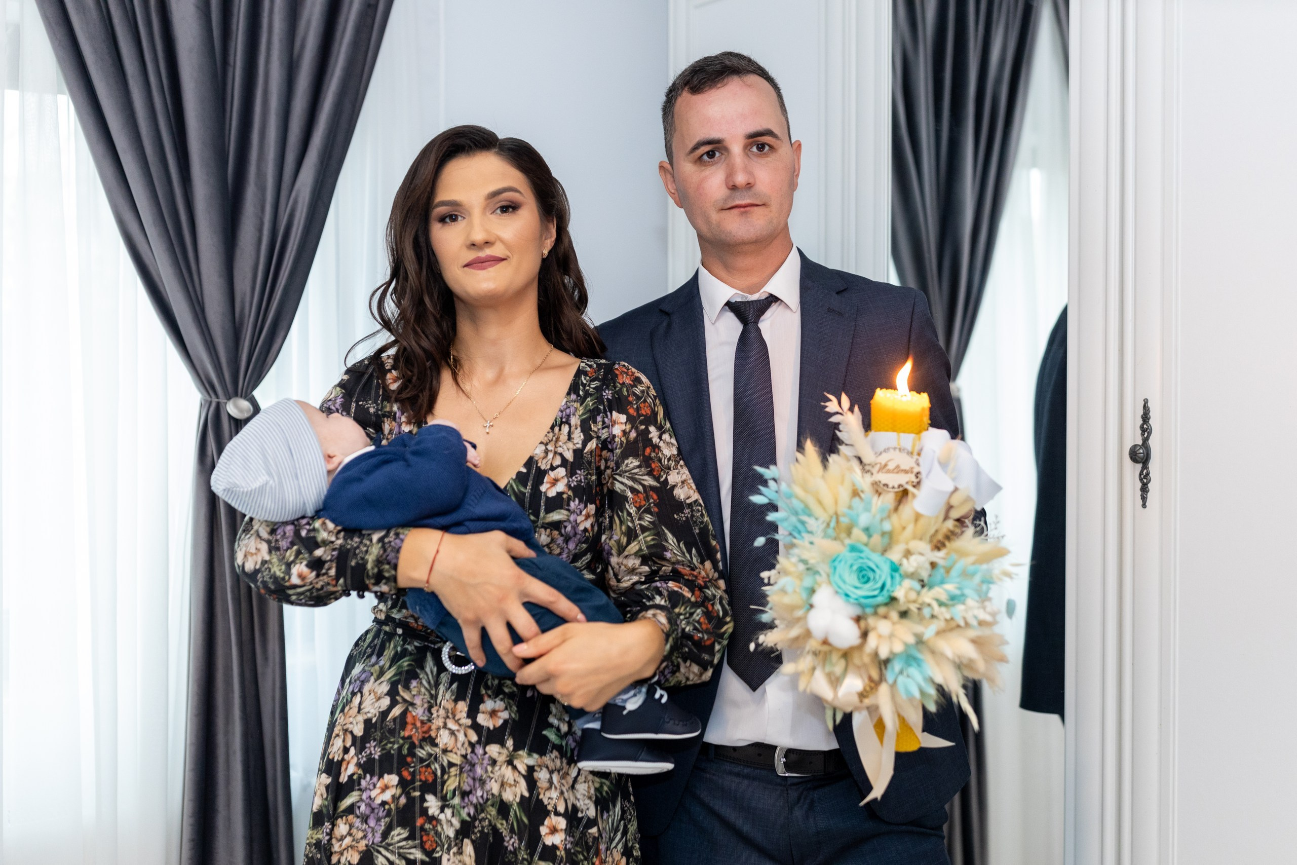 fotograf botez , fotografie botez Botoșani, fotograf Alin Chirilă, amintiri botez, fotografii botez, botez Miruna Parascheva, fotograf copii, fotografie botez în Botoșani-alt="botez , fotografie botez Alin Chirilă, amintiri botez, fotografii emoționante botez Botoșani"-- fotografii-botez-bebelus- amintiri-botez-micuț- moment-sfânt-crestinare- fotografie-emotionanta-botez- detalii-botez-bebelusi- parinti-fericiti-la-botez- fotograf-botez-profesionist- botez-in-biserica-ortodoxa- micuț-botezat-cu-emoție- zâmbete-și-lacrimi-la-botez- bebeluș-la-cristelniță- decor-botez-colorat- botez-cu-dragoste-și-credință- emotie-pura-la-botez- fotograf-botez-botosani- botez-iasi-suceava-fotograf- amintiri-nepretuite-botez-- Preotul ținându-l pe micuțul Mathias Gabriel la botez, în biserica Înălțarea Domnului, Copălău - Detalii de la botezul lui Mathias – lumânare, trusou și icoană - Familia lui Mathias Gabriel alături de micuț, în ziua botezului - Portret emoționant cu mama și bebelușul în brațe, în biserică,fotograf profesionist evenimente Botoșani, Iași, Suceava, Fălticeni, Bacău, Pașcani, Roman - AlinoFotoStudio by Alin Chirilă - servicii foto nuntă, botez, cununie, ședințe foto creative, albume personalizate, fotografii emoționante și calitative pentru cele mai importante momente din viață,fotograf nuntă Botoșani Alin Chirilă, ședință foto botez Iași - AlinoFotoStudio, servicii fotograf profesionist evenimente Suceava, fotograf cununie civilă Fălticeni - Alin Chirilă, album foto nuntă personalizat Bacău.“Bebeluș botezat în biserică, ținut în brațe de nași” • “Detaliu cu lumânarea de botez decorată cu flori albe” • “Părinți emoționați alături de copilul lor la ceremonia de botez” • “Masa festivă de botez cu decor tematic și tort personalizat” • “Momentul în care preotul toarnă apă sfințită pe fruntea bebelușului” “Bebeluș în rochie albă de botez, zâmbind în brațele mamei” • “Detaliu cu cruciulița de botez așezată pe o pernă de satin” • “Părinți și nași aprinzând lumânările în timpul ceremoniei de botez” • “Tort de botez decorat cu figurine tematice și numele copilului” • “Copil botezat dormind liniștit în pătuțul decorat festiv” • “Momentul în care preotul binecuvântează copilul în fața altarului” • “Invitați adunându-se în jurul mesei festive la petrecerea de botez” • “Bebeluș ținând în mână o jucărie personalizată primită la botez” • “Familie fericită pozând împreună după ceremonia de botez” • “Decor tematic cu baloane și flori la locația petrecerii de botez” fotograf Botoșani fotograf evenimente fotograf botez Alin Chirila fotograf alinofotostudio.fotograf botez Amelis Maria, fotografie botez Botoșani, fotograf Alin Chirilă, amintiri botez, fotografii botez, botez Amelis Maria, fotograf copii, fotografie botez în Botoșani,