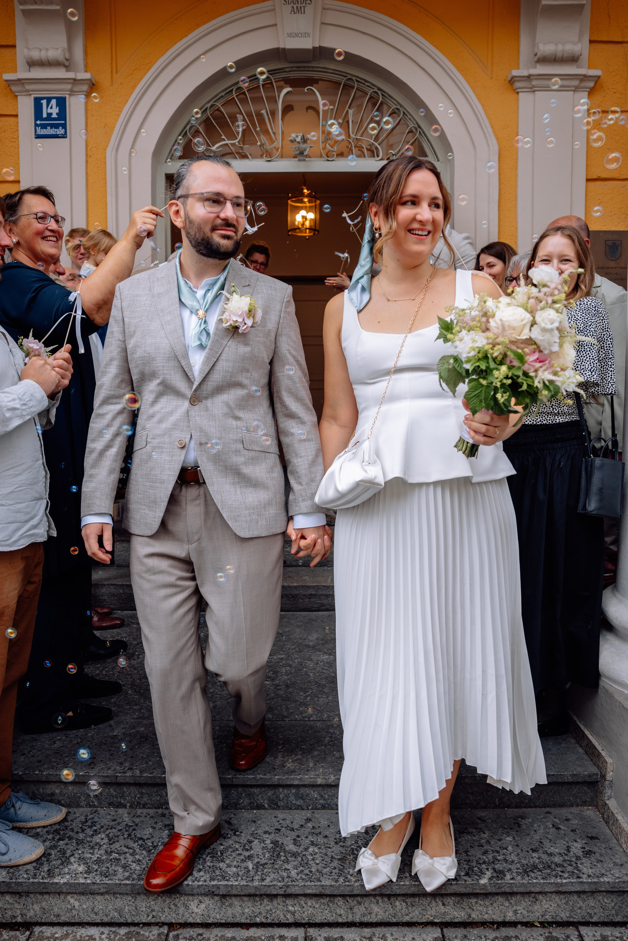 Corinna und Daniel: romantische Hochzeit in der Mandlstrasse/Sommer 2025. Hochzeitsfotograf München Taufe Familienfotograf Tanja Mauke