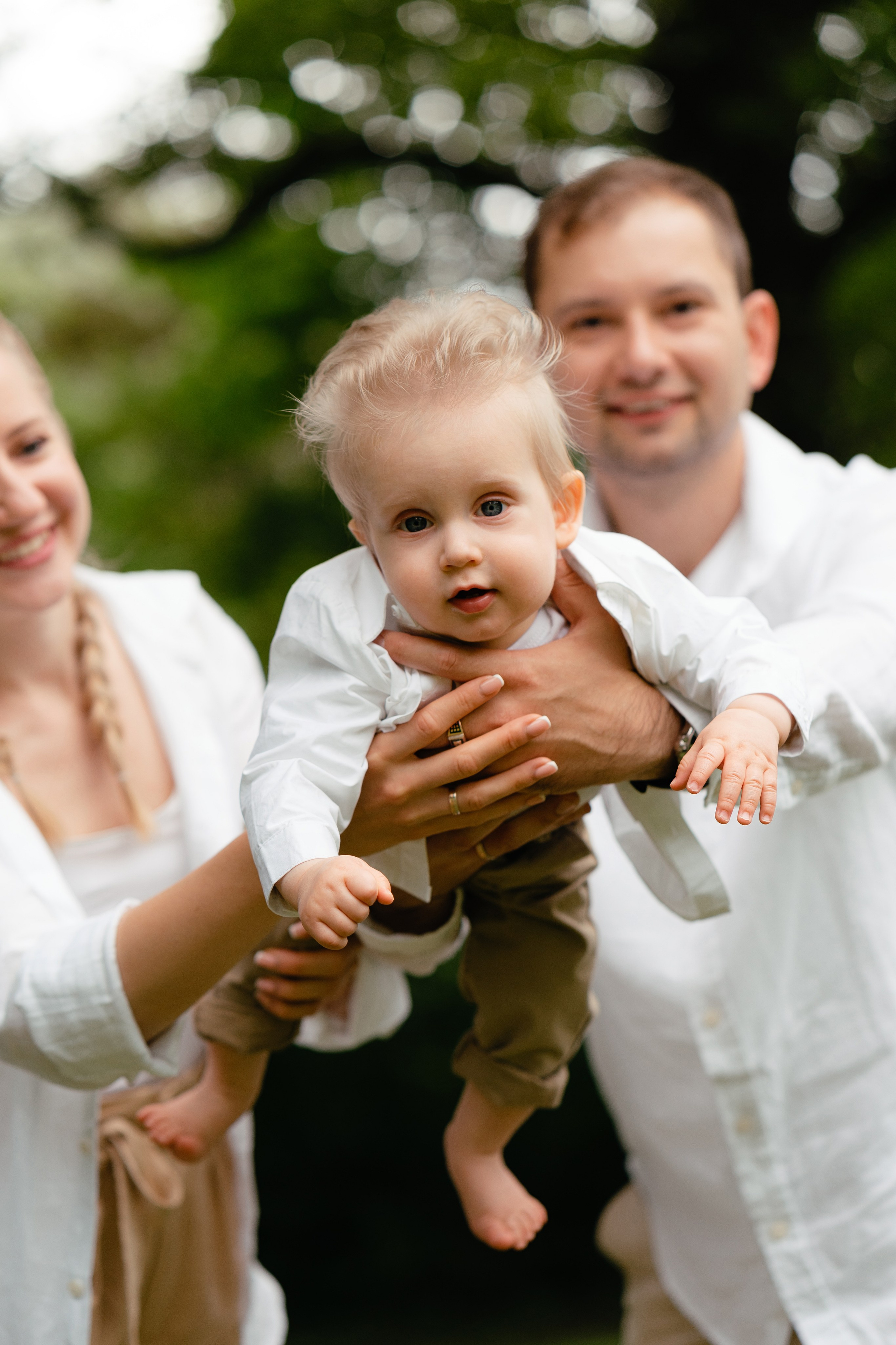 Sunny outdoor family photo shoot for the Family with kids
