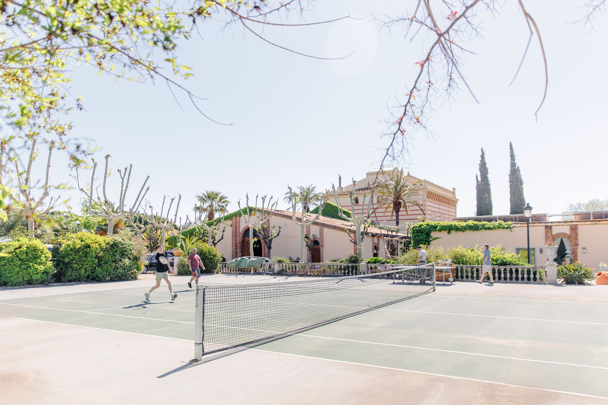 Tennis court on the backyard of the wedding venue Gran Villa Rosa