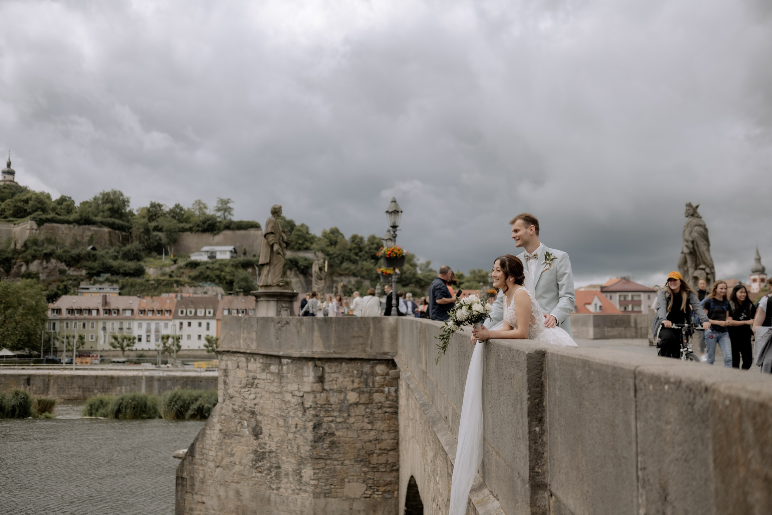 Chom & Kevin | Romantische Hochzeitsbilder in Würzburg – Hochzeitsfotografin Anna Saribekyan. Anna Saribekyan – Beste Hochzeitsfotografin in Würzburg, Top 10 in Deutschland