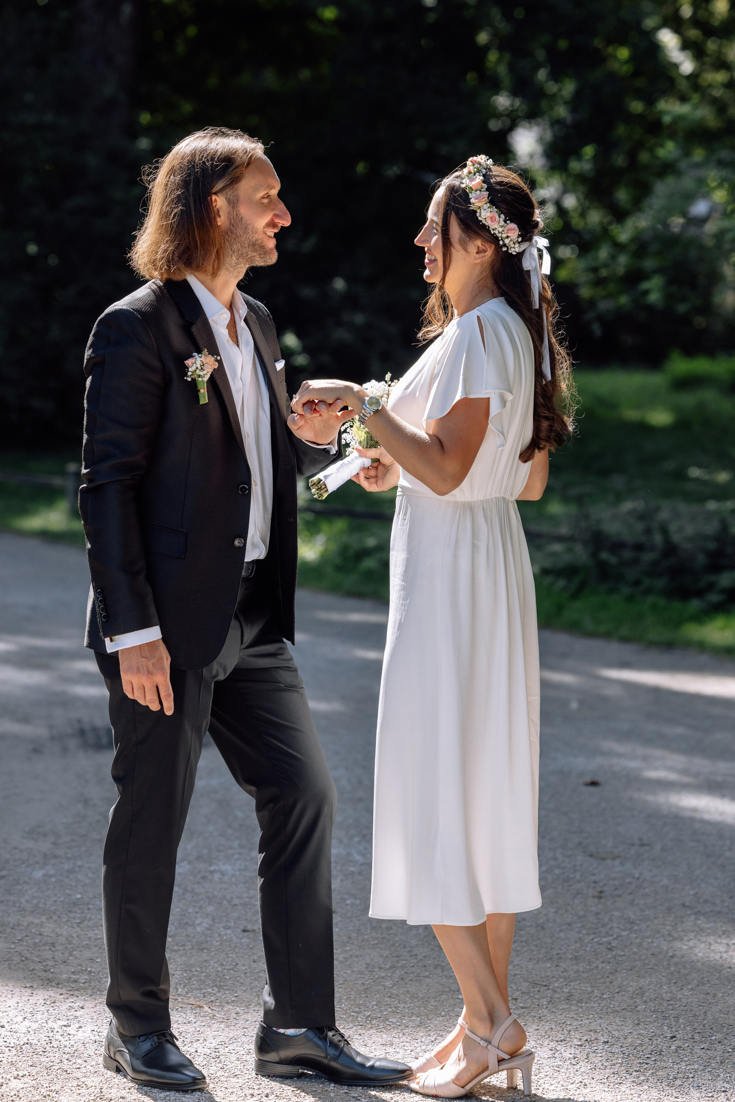 Brautpaar im Englischen Garten – verliebter Blick