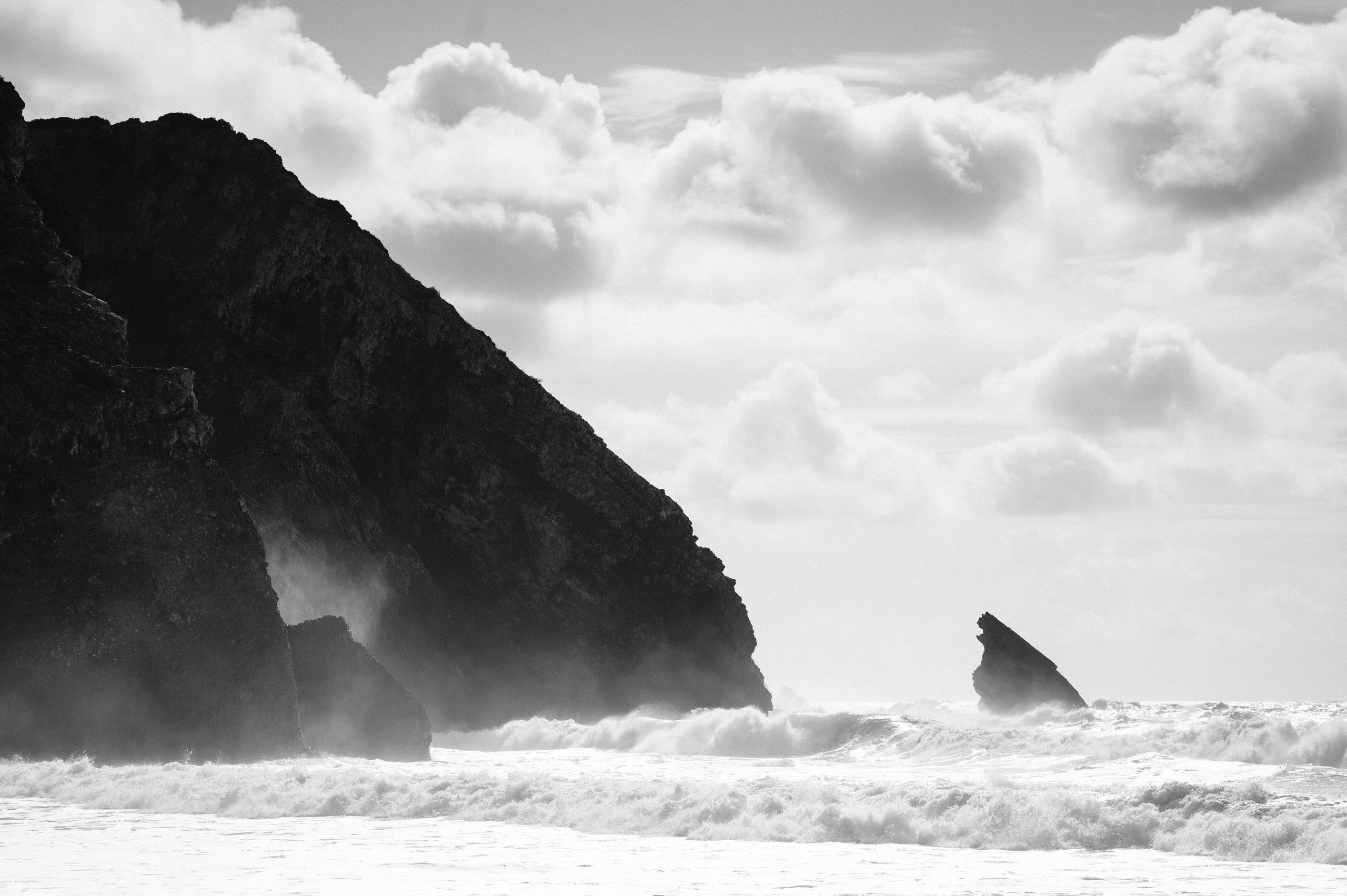 Ședință foto de nuntă pe plaja Adraga – emoție la malul oceanului Atlantic. Valentin Melen — wedding photographer
