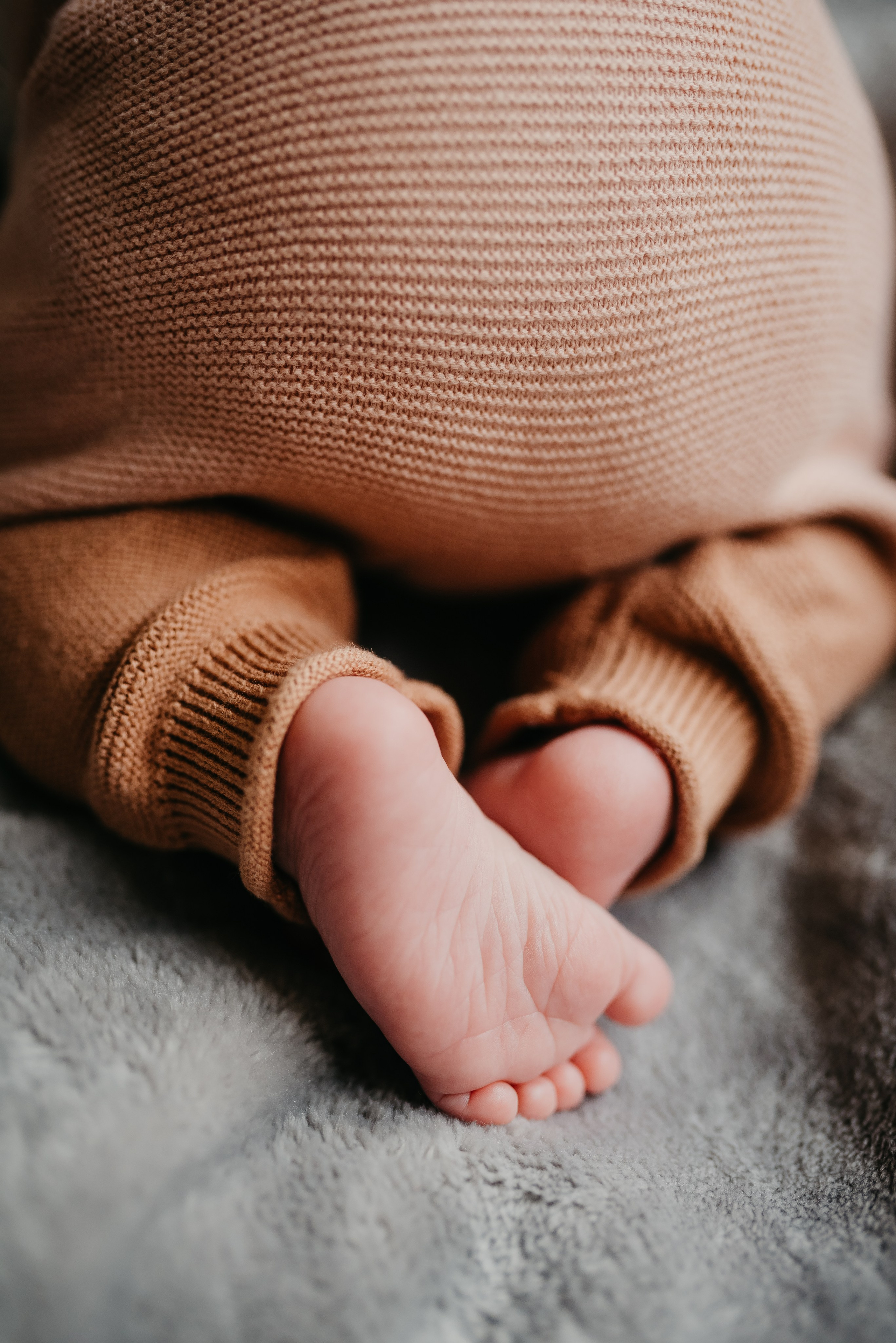 Babyfüsschen und -hintern in Windeln, Baby liegt auf einer Flanneldecke