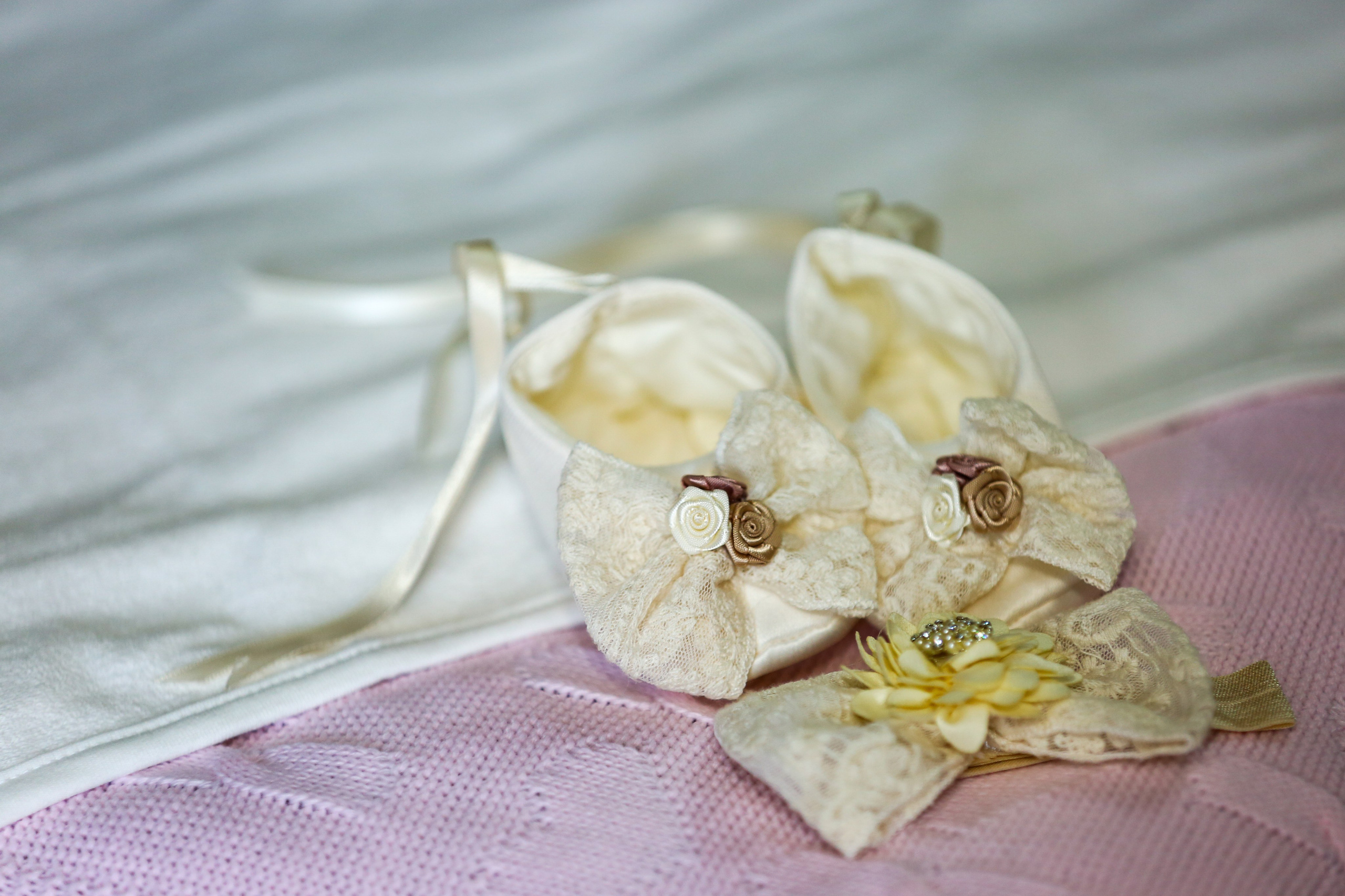 “Bebeluș botezat în biserică, ținut în brațe de nași” • “Detaliu cu lumânarea de botez decorată cu flori albe” • “Părinți emoționați alături de copilul lor la ceremonia de botez” • “Masa festivă de botez cu decor tematic și tort personalizat” • “Momentul în care preotul toarnă apă sfințită pe fruntea bebelușului” “Bebeluș în rochie albă de botez, zâmbind în brațele mamei” • “Detaliu cu cruciulița de botez așezată pe o pernă de satin” • “Părinți și nași aprinzând lumânările în timpul ceremoniei de botez” • “Tort de botez decorat cu figurine tematice și numele copilului” • “Copil botezat dormind liniștit în pătuțul decorat festiv” • “Momentul în care preotul binecuvântează copilul în fața altarului” • “Invitați adunându-se în jurul mesei festive la petrecerea de botez” • “Bebeluș ținând în mână o jucărie personalizată primită la botez” • “Familie fericită pozând împreună după ceremonia de botez” • “Decor tematic cu baloane și flori la locația petrecerii de botez” fotograf Botoșani fotograf evenimente fotograf botez Alin Chirila fotograf alinofotostudio,- Preotul ținându-l pe micuțul Mathias Gabriel la botez, în biserica Înălțarea Domnului, Copălău - Detalii de la botezul lui Mathias – lumânare, trusou și icoană - Familia lui Mathias Gabriel alături de micuț, în ziua botezului - Portret emoționant cu mama și bebelușul în brațe, în biserică,fotograf profesionist evenimente Botoșani, Iași, Suceava, Fălticeni, Bacău, Pașcani, Roman - AlinoFotoStudio by Alin Chirilă - servicii foto nuntă, botez, cununie, ședințe foto creative, albume personalizate, fotografii emoționante și calitative pentru cele mai importante momente din viață,fotograf nuntă Botoșani Alin Chirilă, ședință foto botez Iași - AlinoFotoStudio, servicii fotograf profesionist evenimente Suceava, fotograf cununie civilă Fălticeni - Alin Chirilă, album foto nuntă personalizat Bacău.“Bebeluș botezat în biserică, ținut în brațe de nași” • “Detaliu cu lumânarea de botez decorată cu flori albe” • “Părinți emoționați alături de copilul lor la ceremonia de botez” • “Masa festivă de botez cu decor tematic și tort personalizat” • “Momentul în care preotul toarnă apă sfințită pe fruntea bebelușului” “Bebeluș în rochie albă de botez, zâmbind în brațele mamei” • “Detaliu cu cruciulița de botez așezată pe o pernă de satin” • “Părinți și nași aprinzând lumânările în timpul ceremoniei de botez” • “Tort de botez decorat cu figurine tematice și numele copilului” • “Copil botezat dormind liniștit în pătuțul decorat festiv” • “Momentul în care preotul binecuvântează copilul în fața altarului” • “Invitați adunându-se în jurul mesei festive la petrecerea de botez” • “Bebeluș ținând în mână o jucărie personalizată primită la botez” • “Familie fericită pozând împreună după ceremonia de botez” • “Decor tematic cu baloane și flori la locația petrecerii de botez” fotograf Botoșani fotograf evenimente fotograf botez Alin Chirila fotograf alinofotostudio.fotograf botez Amelis Maria, fotografie botez Botoșani, fotograf Alin Chirilă, amintiri botez, fotografii botez, botez Amelis Maria, fotograf copii, fotografie botez în Botoșani,