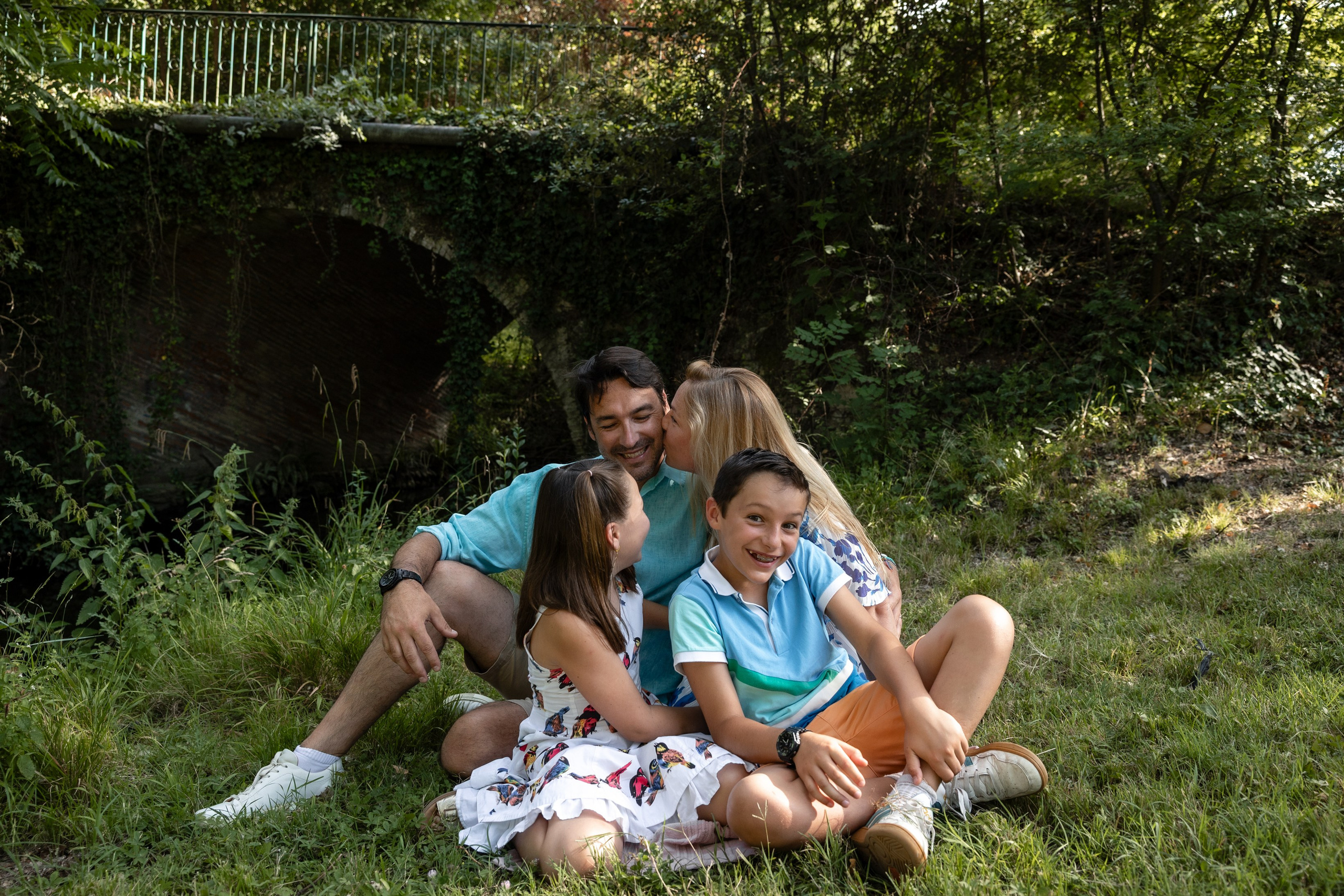 Family photoshoot in Parc du Cabirol, Colomiers. Eugenie Smirnova — wedding, corporate and lifestyle photographer in Toulouse and Southwest France