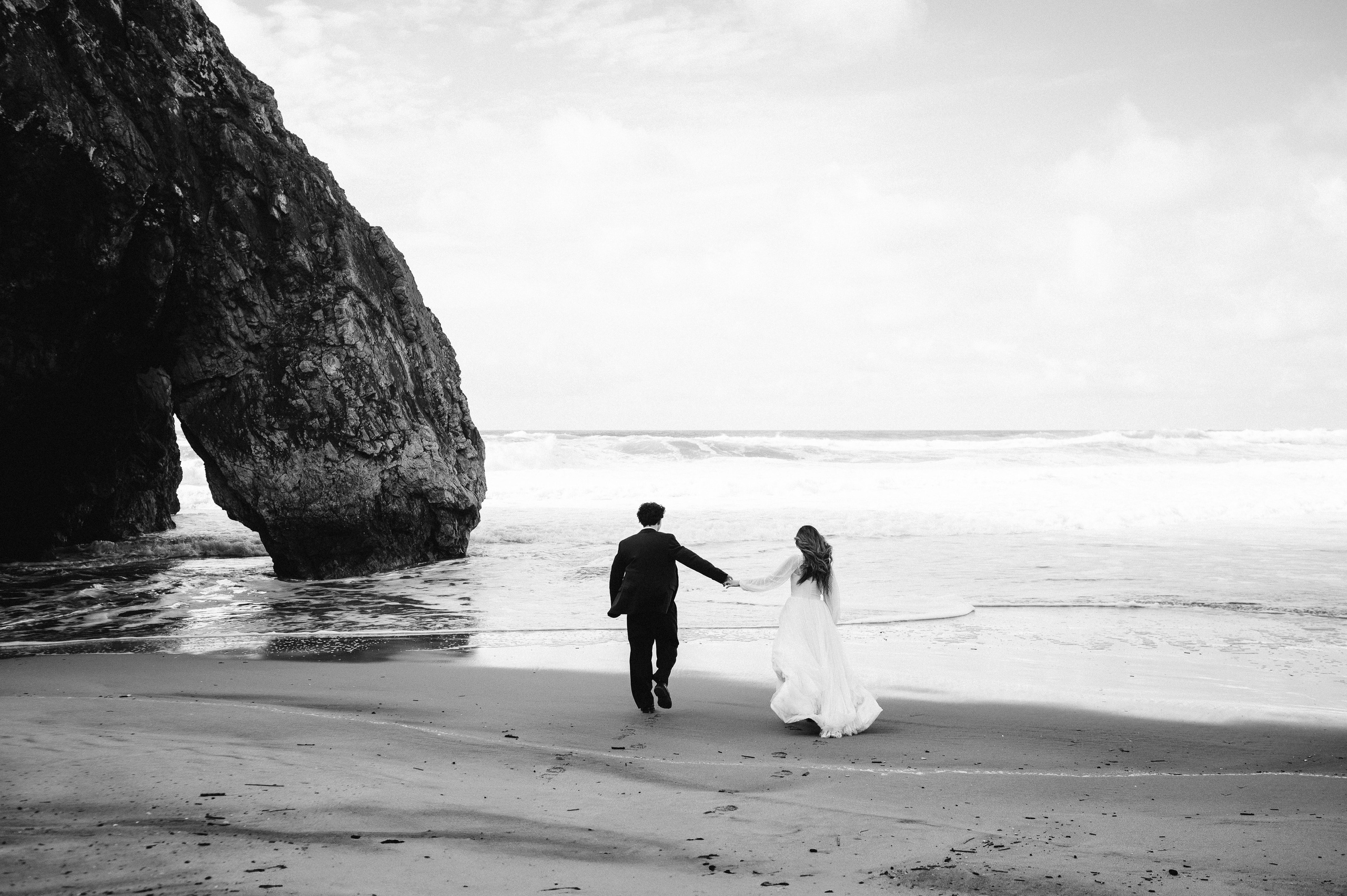 Ședință foto de nuntă pe plaja Adraga – emoție la malul oceanului Atlantic. Valentin Melen — wedding photographer