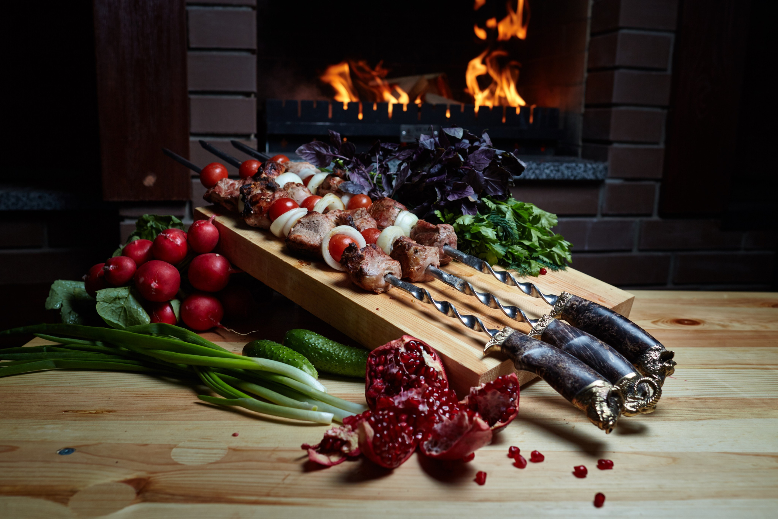 Planche apéritive gastronomique avec charcuterie, fromage et légumes, sur fond de cheminée – photographie culinaire professionnelle en France