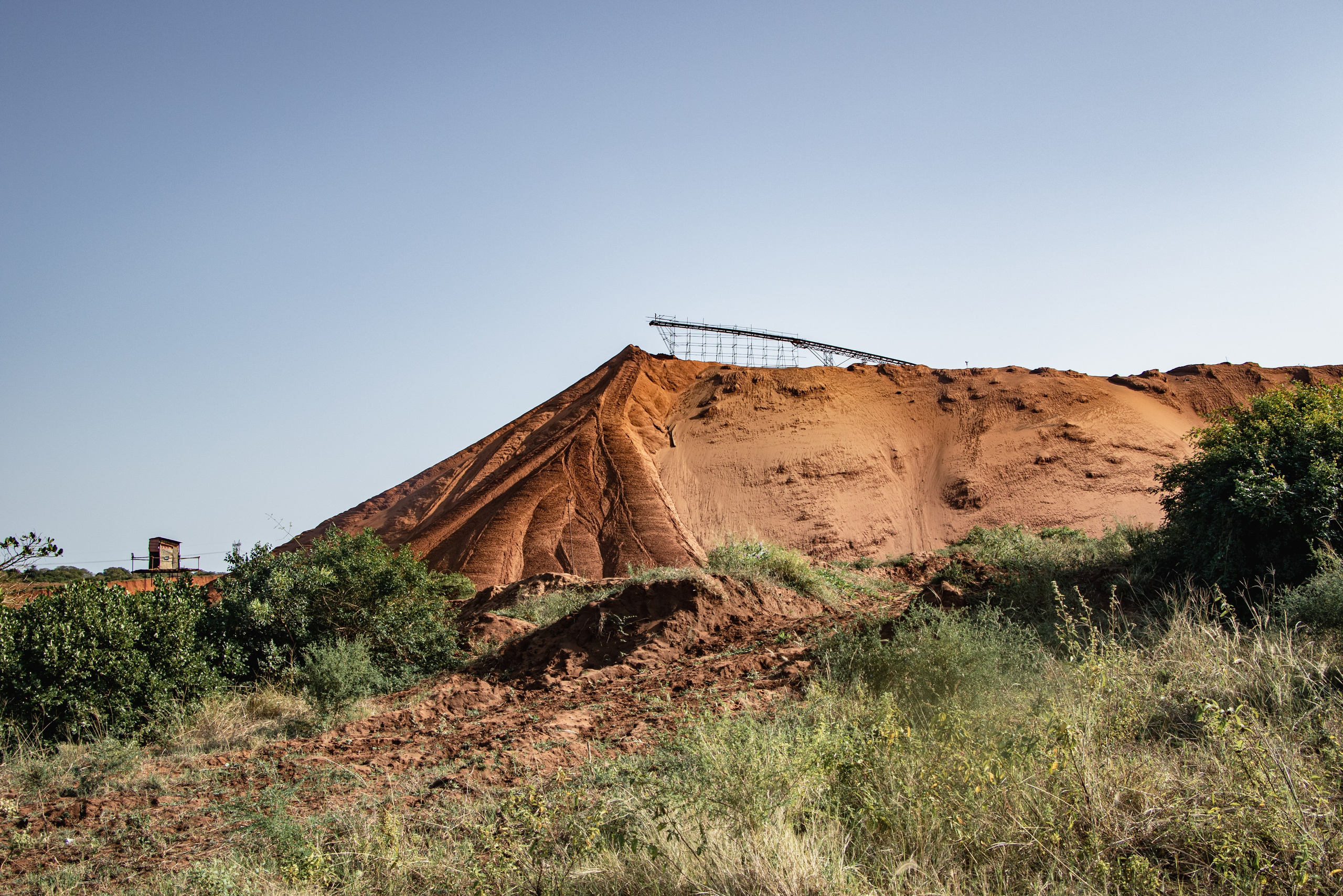 Dans la province de Gaza, au sud du Mozambique, la mine de sables de Chibuto suscite une vive inquiétude parmi les communautés locales. Exploitée pour son titane et Zircon par des entreprises chinoises, dont l’influente Dingsheng Minerals, la zone est devenue le théâtre d’un extractivisme effréné, opaque et peu contrôlé par les autorités.