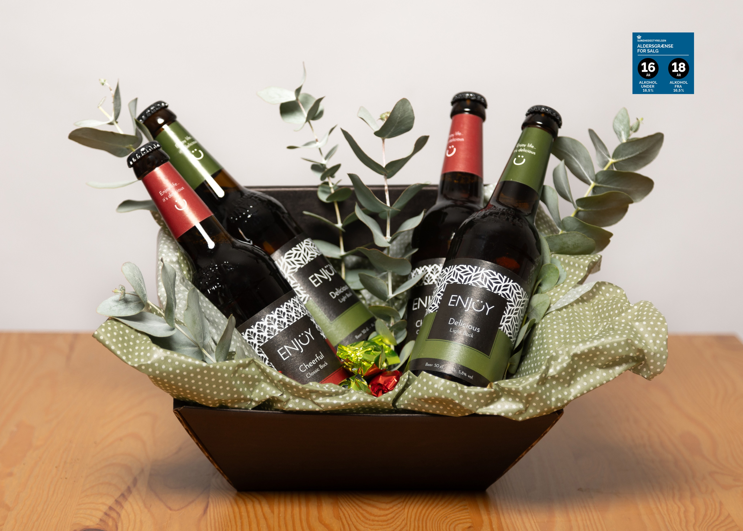 Glæd modtageren med en kombination af udsøgte øl og chokoladekugler fra Enjoy