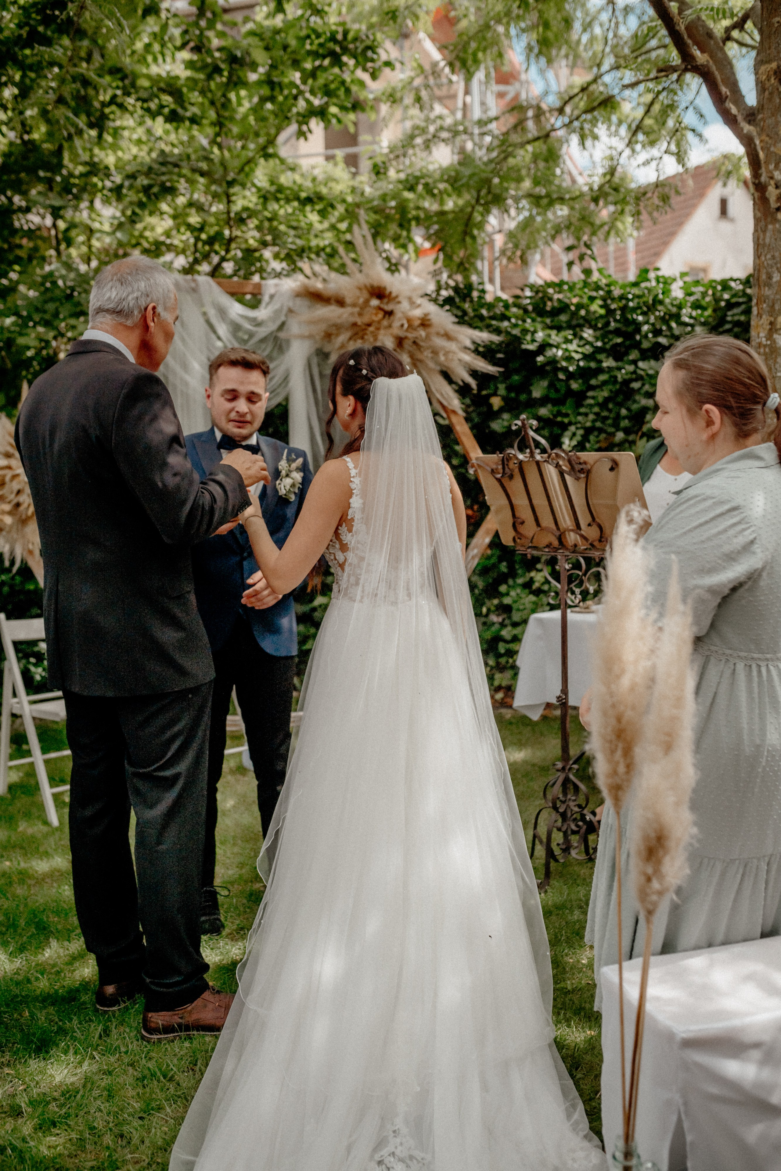 Bräutigam sieht seine Braut zum ersten Mal im Hochzeitskleid