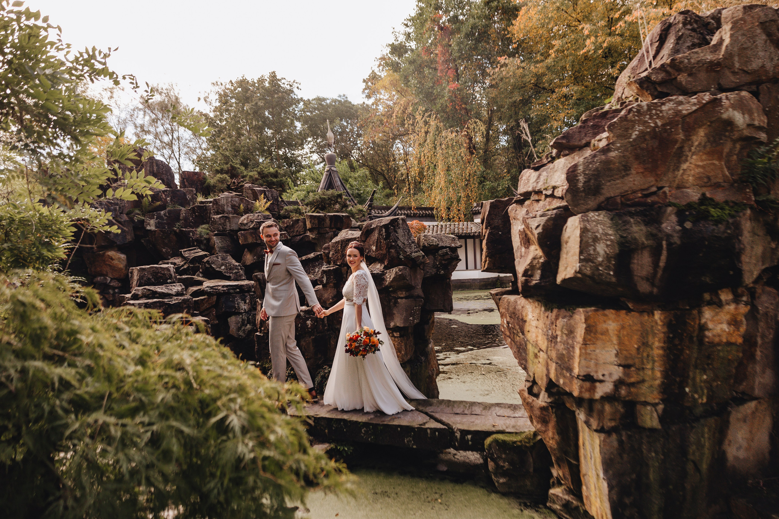 erbstliche Hochzeitsfotos im Botanischen Garten – Hochzeitsfotograf für natürliche und emotionale Hochzeitsfotografie in NRW: Köln, Düsseldorf, Bonn, Münster, Aachen. Beliebte Hochzeitslocations: Schloss Paffendorf in Bergheim, Burg Satzvey in Mechernich, Schloss Bedburg in Bedburg, Schloss Wickrath in Mönchengladbach, Schloss Rheydt in Mönchengladbach, Schloss Dyck in Jüchen, Schloss Burg in Solingen, Schloss Neersen in Willich, Burg Wegberg in Wegberg, Burg Stolberg in Stolberg.