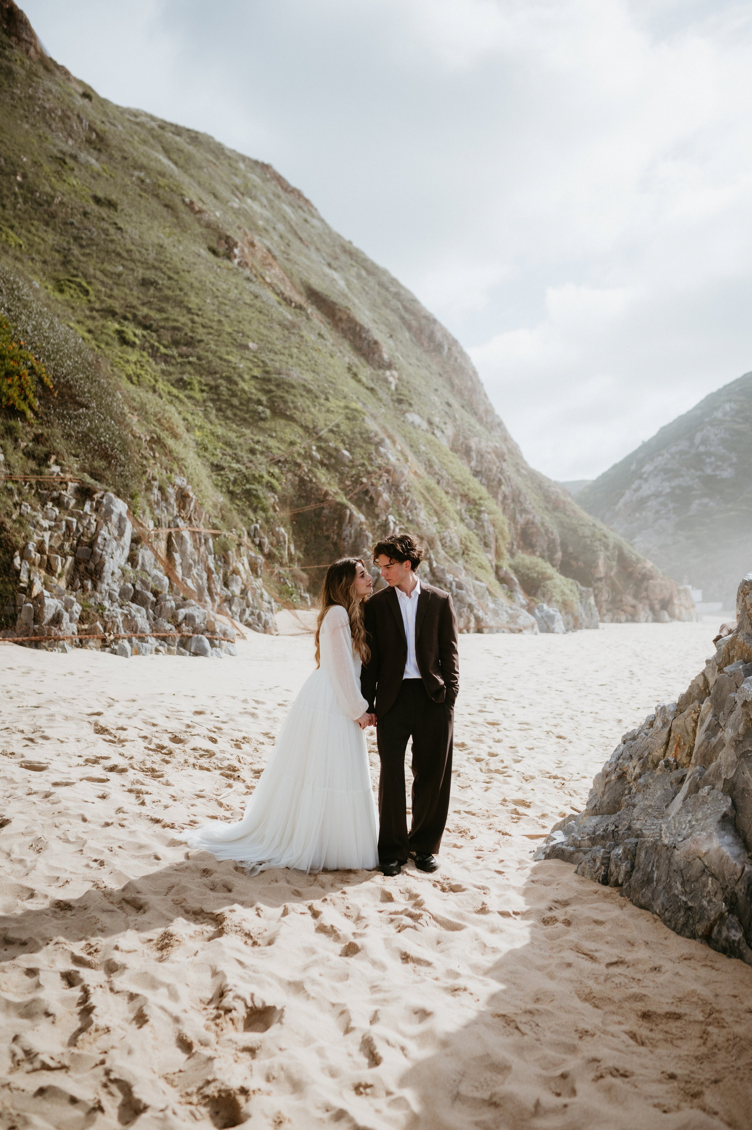 Ședință foto de nuntă pe plaja Adraga – emoție la malul oceanului Atlantic. Valentin Melen — wedding photographer