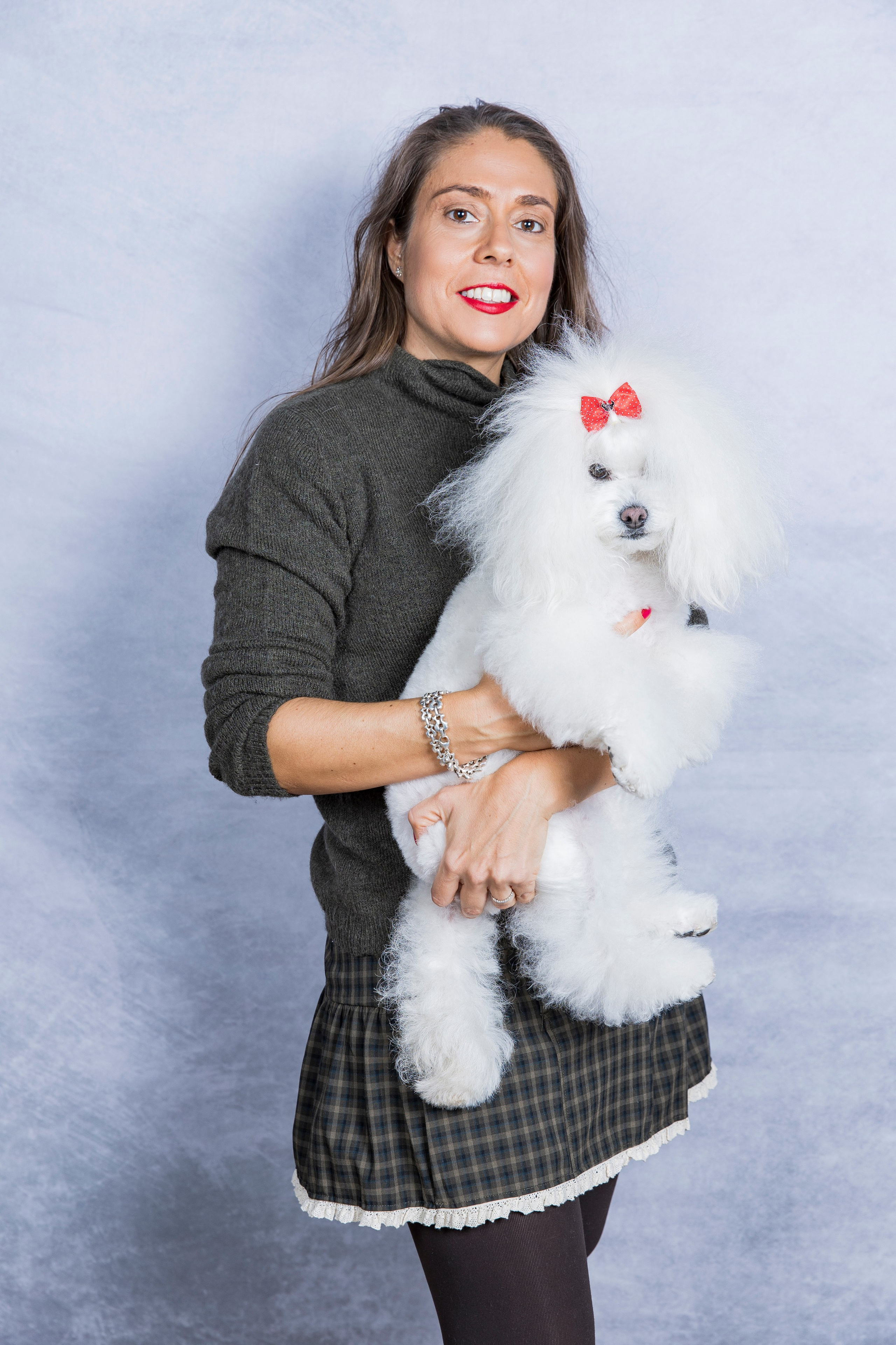 “Retrato de familia atemporal en decorado navideño elegante – Rainbox Estudio”