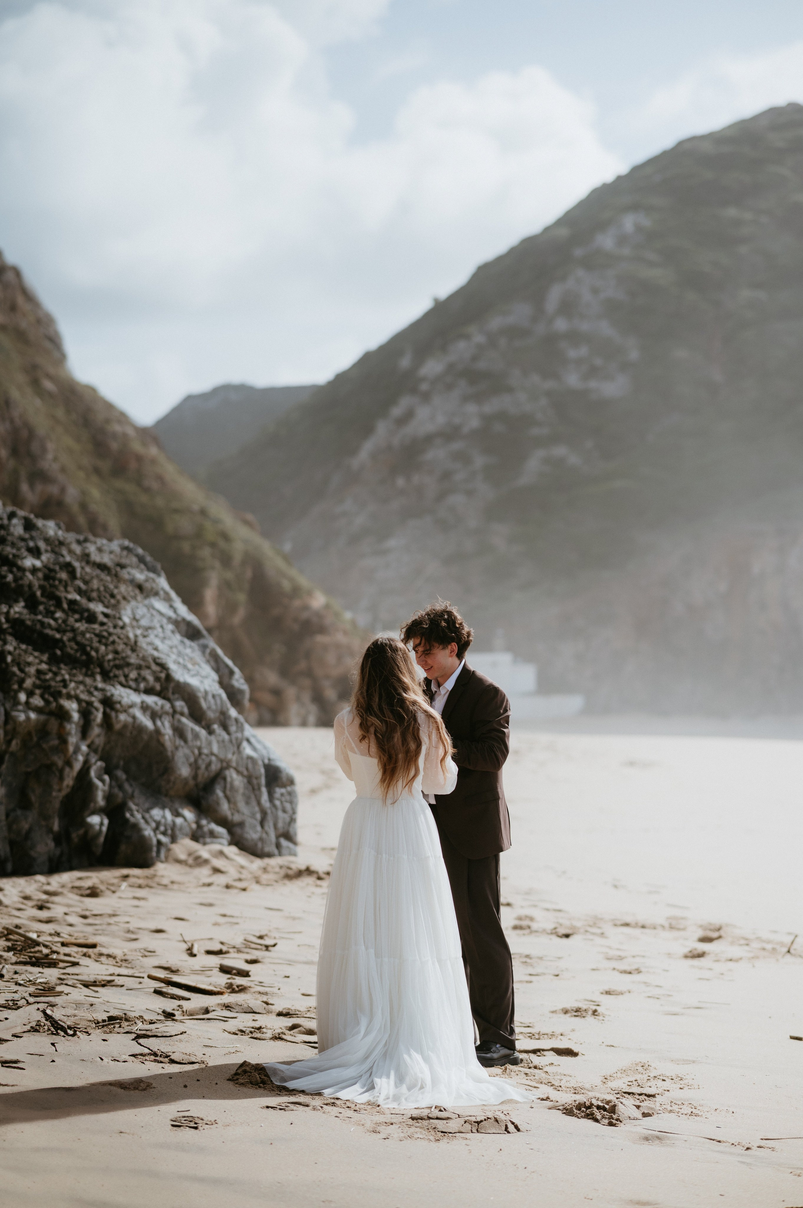 Ședință foto de nuntă pe plaja Adraga – emoție la malul oceanului Atlantic. Valentin Melen — wedding photographer
