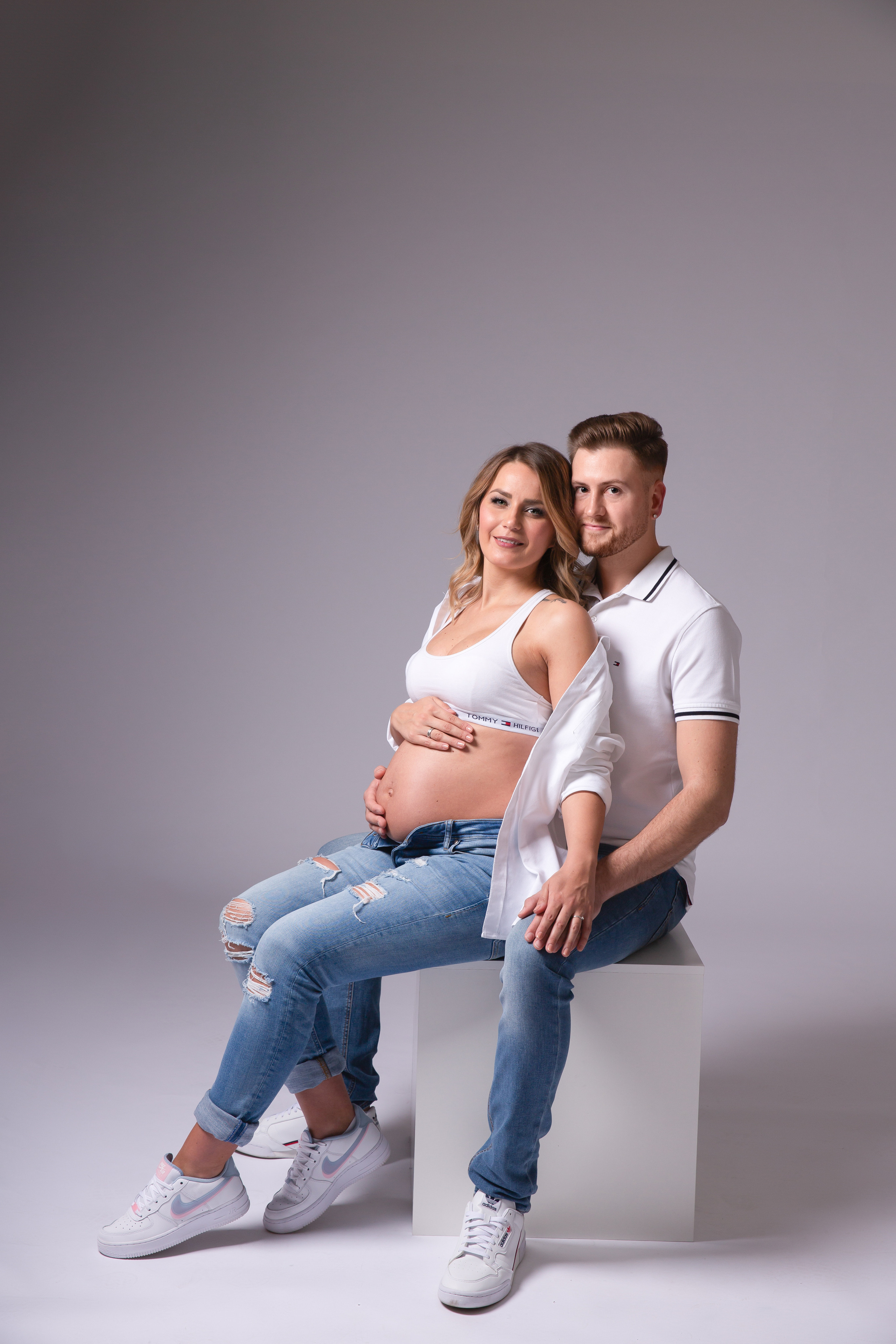 Inniger Moment beim Babybauchshooting – werdende Eltern halten gemeinsam den Babybauch in Hagen