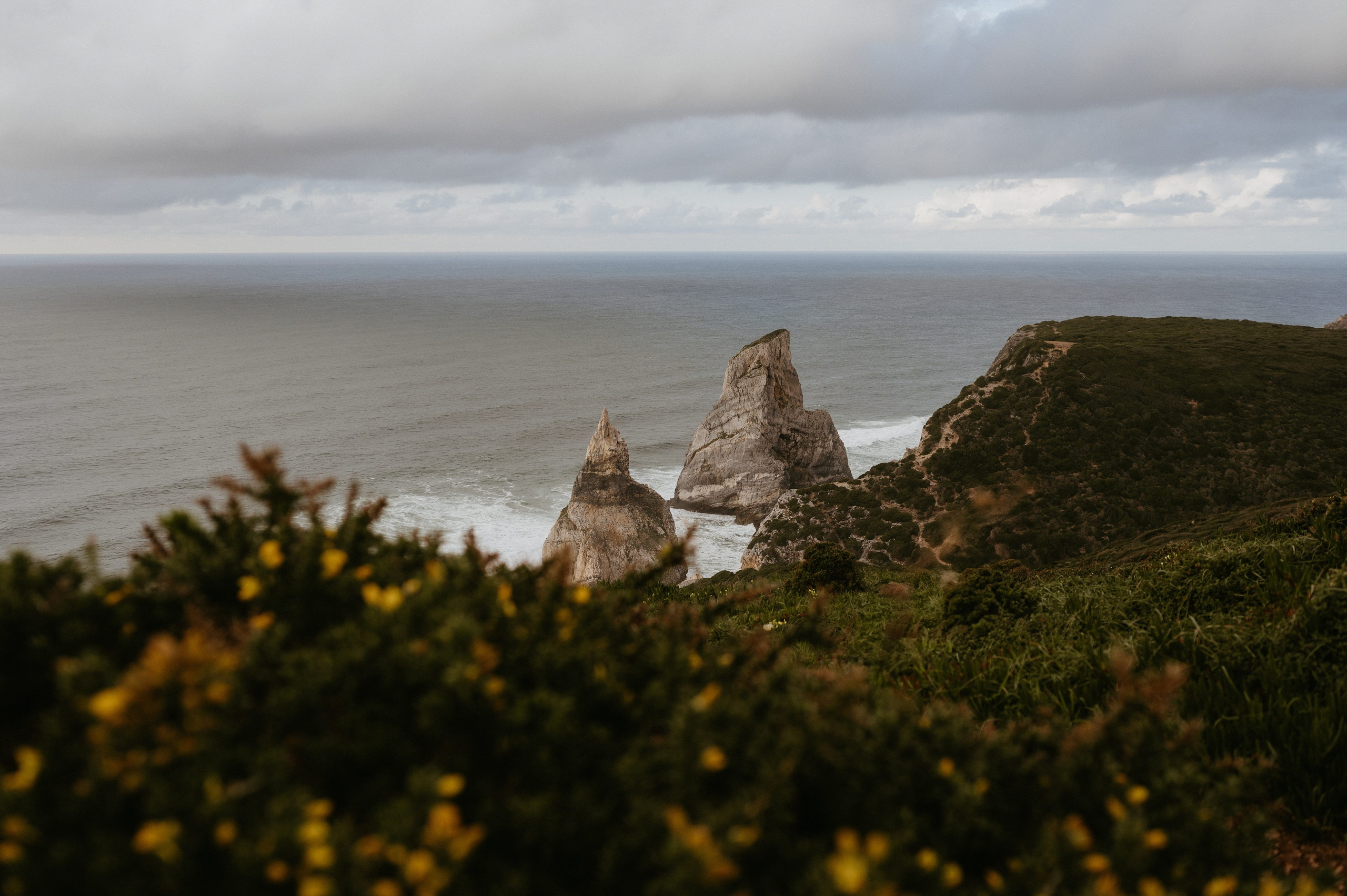 Praia da Ursa – ședință foto de cuplu într-un loc magic din Portugalia. Valentin Melen - fotograf de nunta 🤍