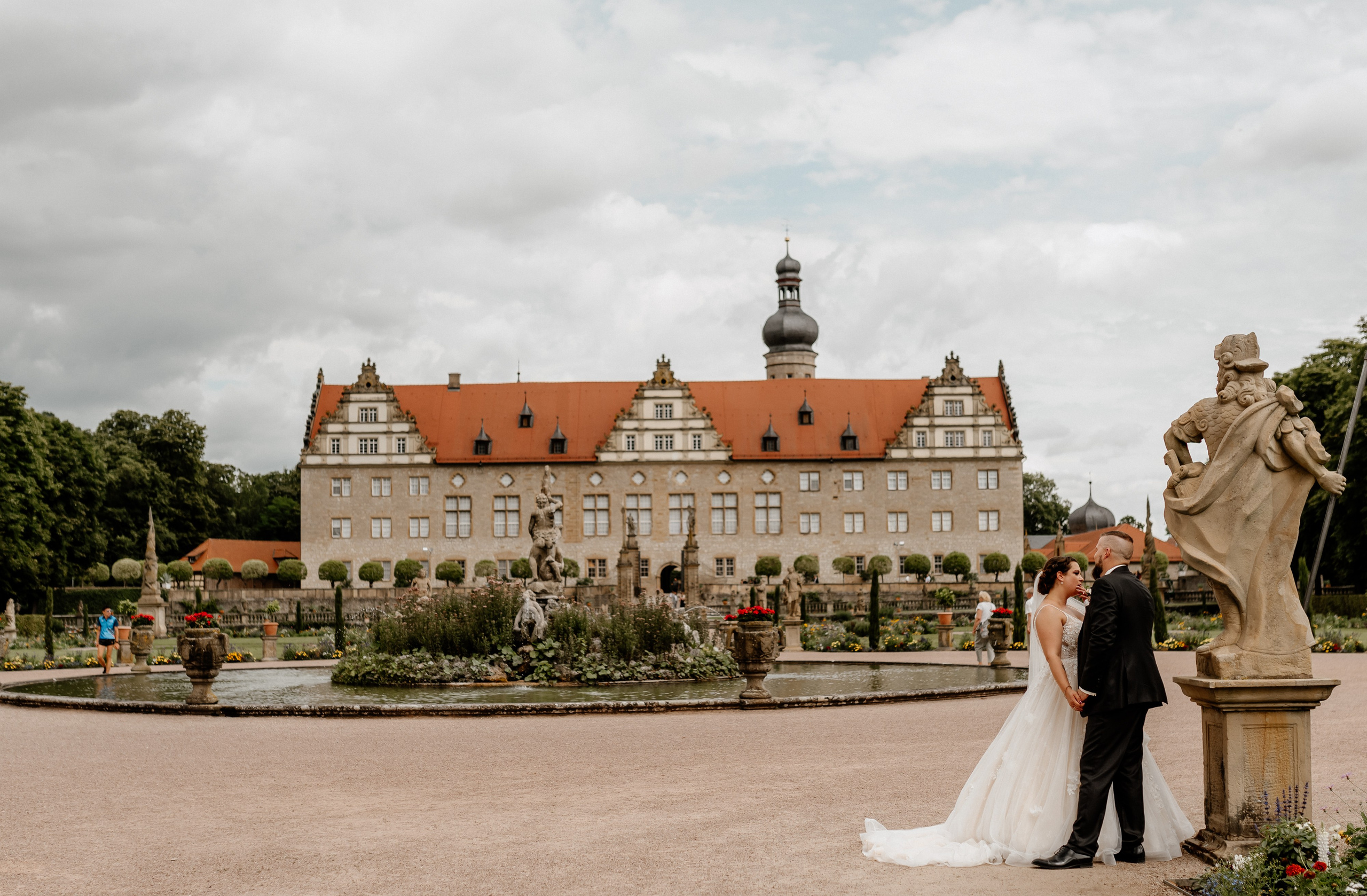 Hochzeitsfotos im Schlosspark – Verliebte Blicke zwischen historischen Mauern und traumhafter Natur