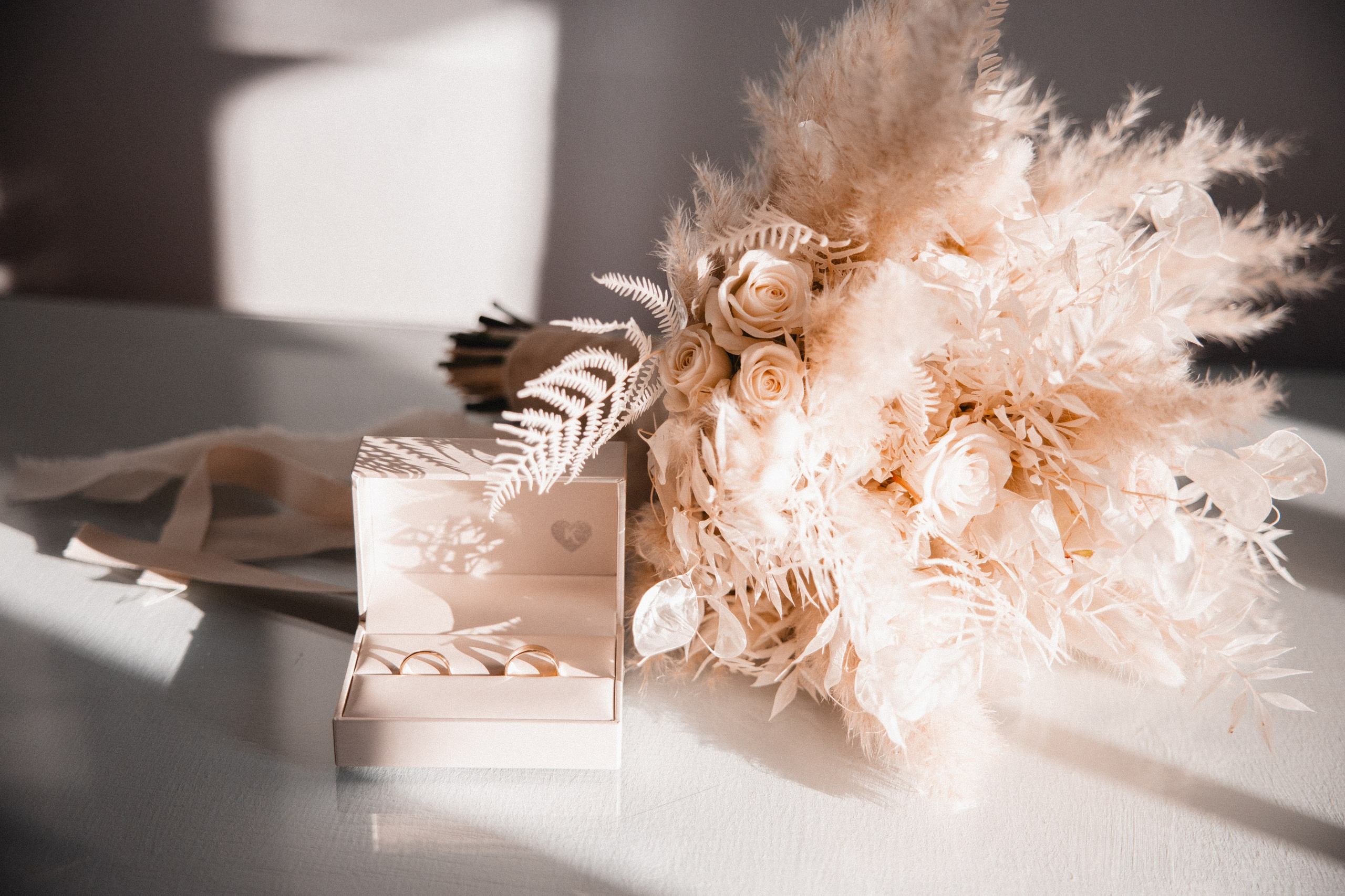 Hochzeitsdetails: Eheringe, Brautkleid, Brautstrauß – Hochzeitsfotograf in Bochum und NRW. Fotograf Bochum. Fotograf Dortmund. Fotograf Essen, Düsseldorf, Duisburg, Wuppertal, Krefeld, Gelsenkirchen, Oberhausen, Münster, Köln, Bonn, Aachen, Bielefeld, Hamm, Mülheim an der Ruhr, Düren, Siegen, Solingen, Paderborn, Herne, Moers, Recklinghausen, Leverkusen, Marl, Dülmen, Velbert, Ratingen, Lüdenscheid, Castrop-Rauxel, Gladbeck, Unna, Hattingen, Herten, Wesel, Bergkamen, Lippstadt, Troisdorf, Viersen und Umgebung.