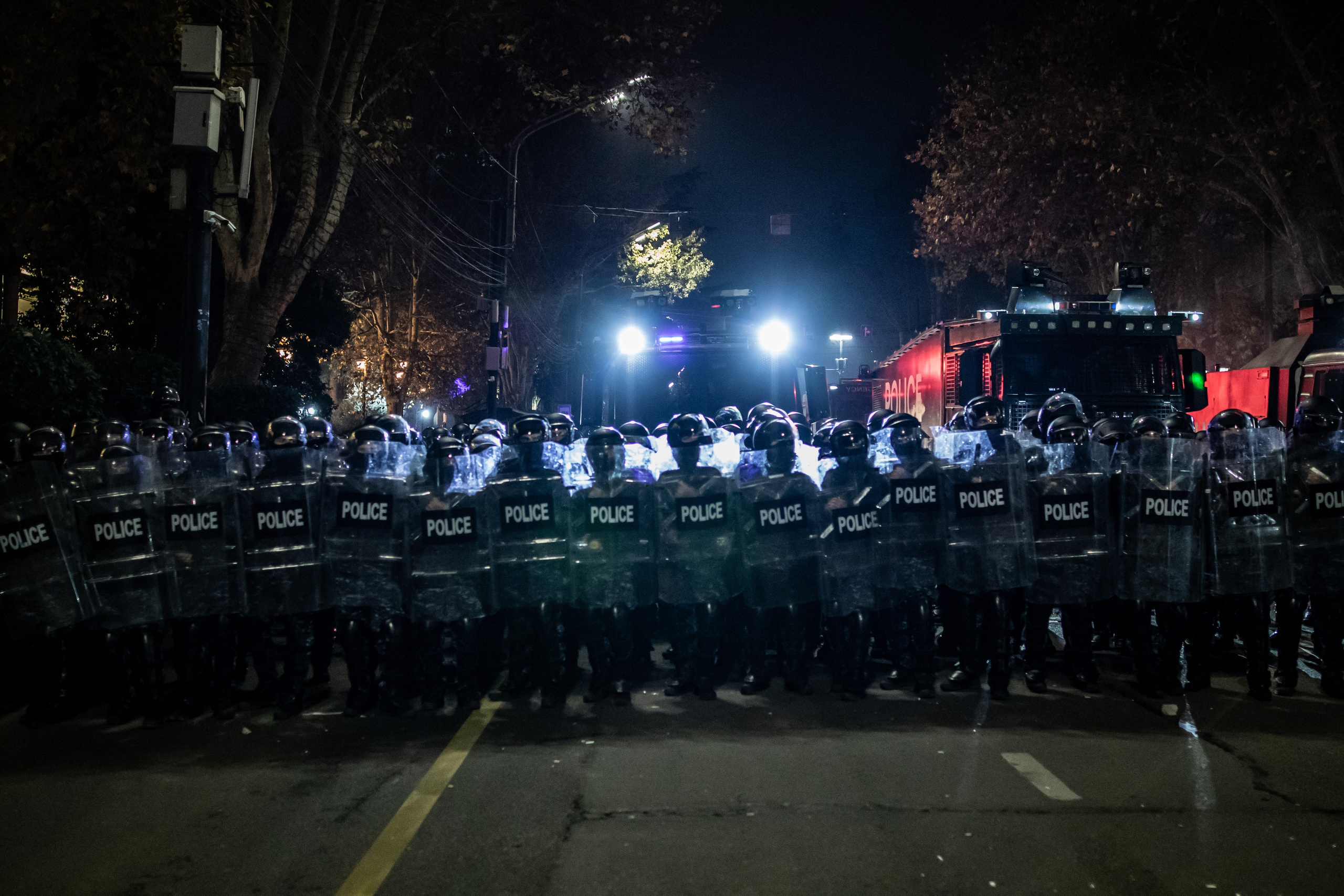Les forces de l’ordre sont déployées devant le Parlement.