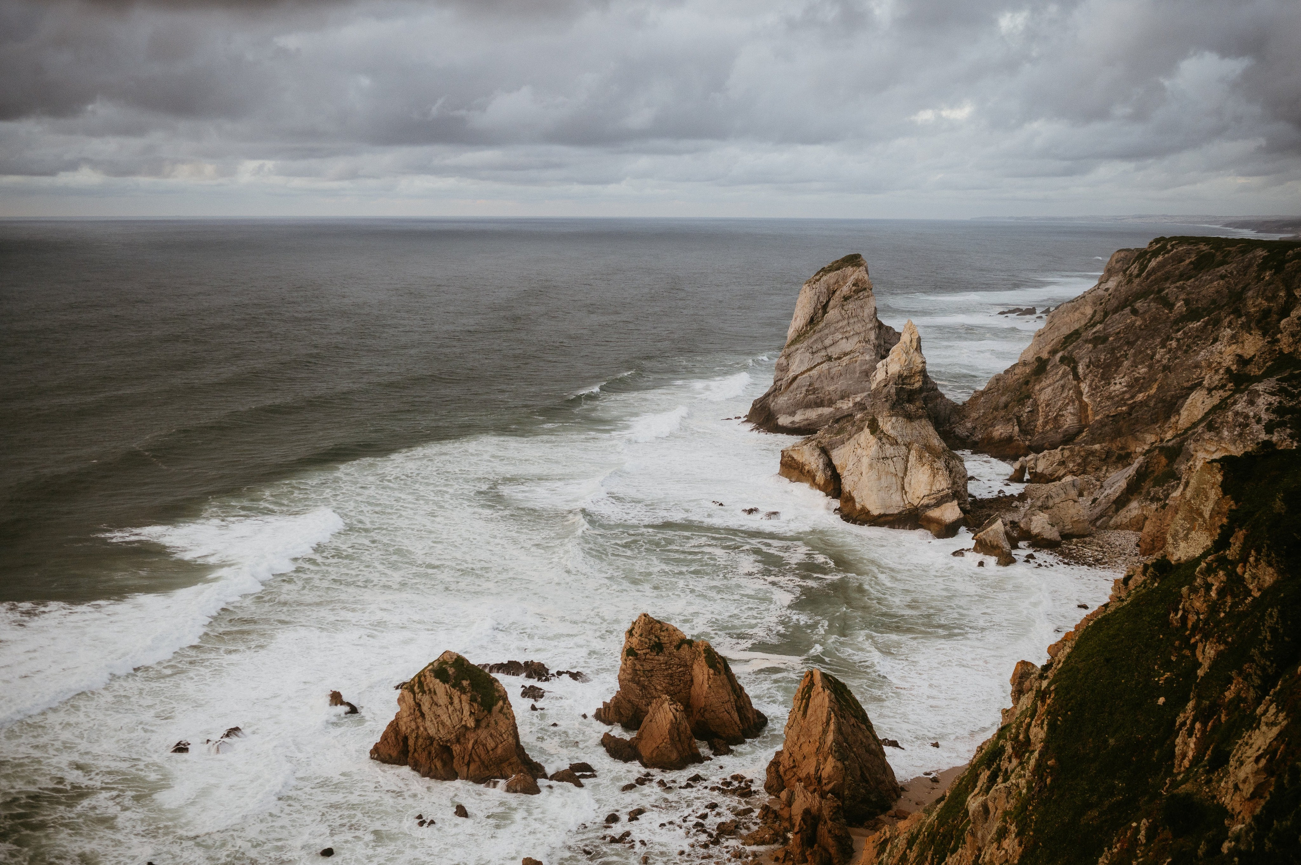 Praia da Ursa – ședință foto de cuplu într-un loc magic din Portugalia. Valentin Melen - fotograf de nunta 🤍