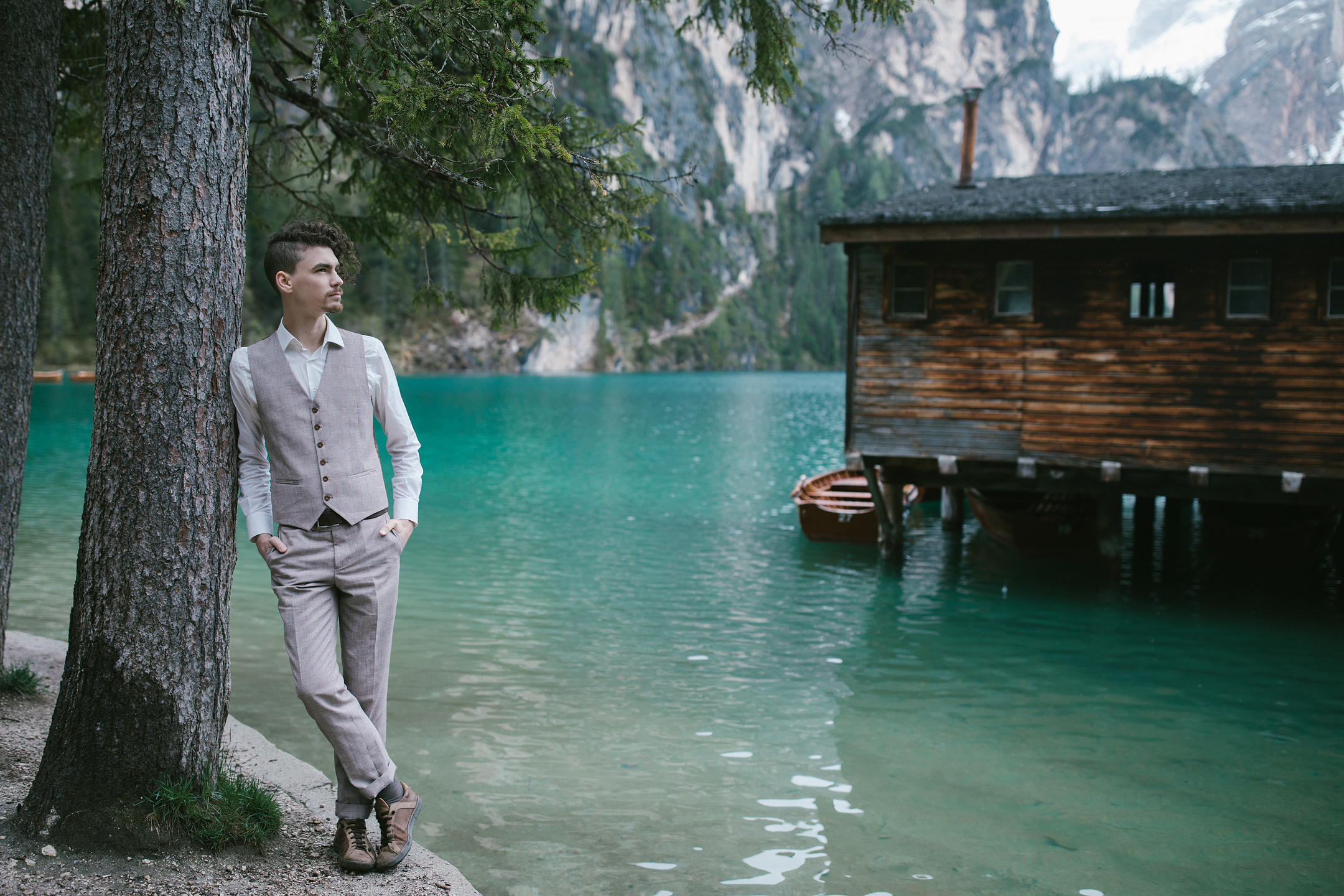 Bräutigam am Baum am Pragser Wildsee, Dolomiten