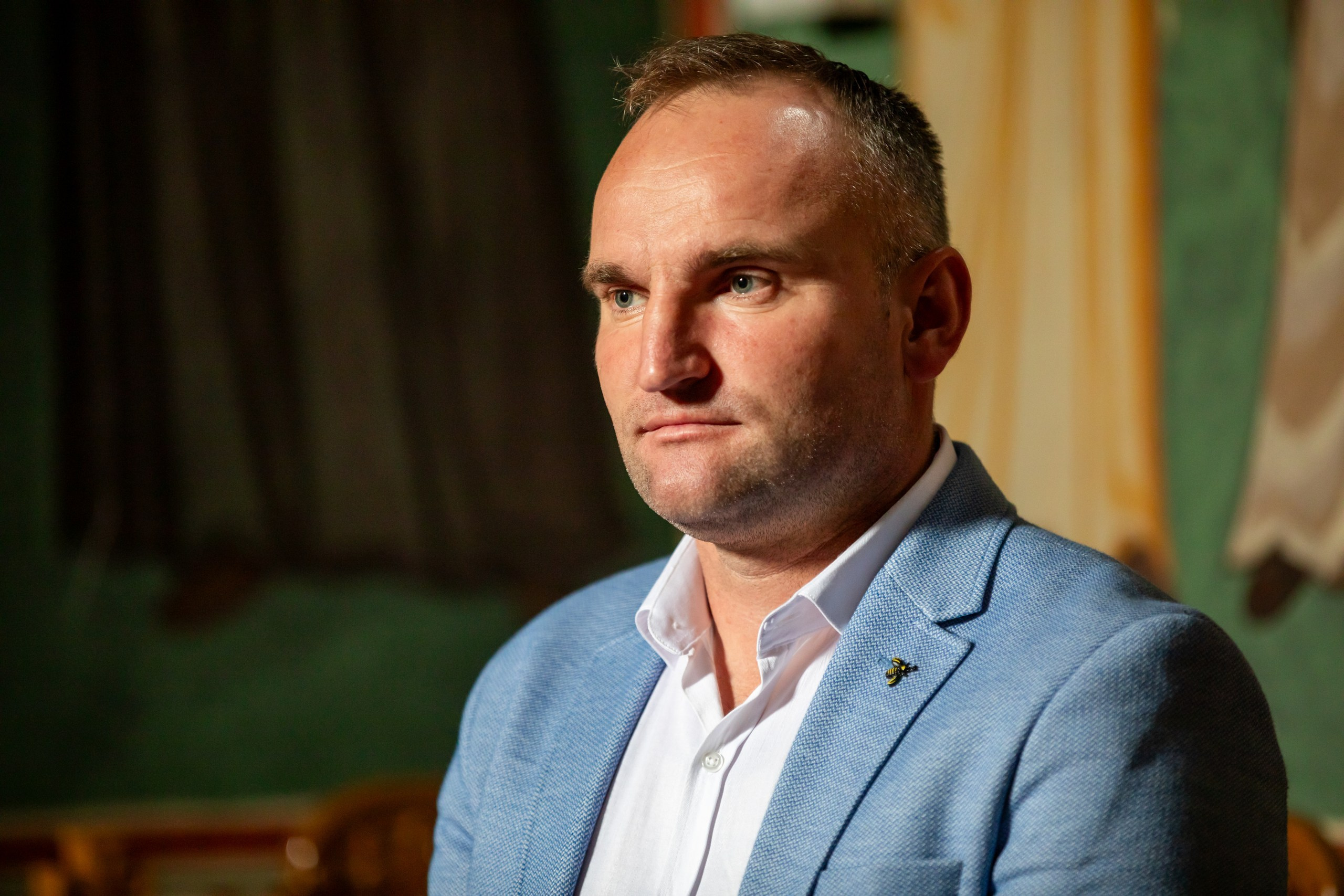 fotograf botez , fotografie botez Botoșani, fotograf Alin Chirilă, amintiri botez, fotografii botez, botez Miruna Parascheva, fotograf copii, fotografie botez în Botoșani-alt="botez , fotografie botez Alin Chirilă, amintiri botez, fotografii emoționante botez Botoșani"-- fotografii-botez-bebelus- amintiri-botez-micuț- moment-sfânt-crestinare- fotografie-emotionanta-botez- detalii-botez-bebelusi- parinti-fericiti-la-botez- fotograf-botez-profesionist- botez-in-biserica-ortodoxa- micuț-botezat-cu-emoție- zâmbete-și-lacrimi-la-botez- bebeluș-la-cristelniță- decor-botez-colorat- botez-cu-dragoste-și-credință- emotie-pura-la-botez- fotograf-botez-botosani- botez-iasi-suceava-fotograf- amintiri-nepretuite-botez-- Preotul ținându-l pe micuțul Mathias Gabriel la botez, în biserica Înălțarea Domnului, Copălău - Detalii de la botezul lui Mathias – lumânare, trusou și icoană - Familia lui Mathias Gabriel alături de micuț, în ziua botezului - Portret emoționant cu mama și bebelușul în brațe, în biserică,fotograf profesionist evenimente Botoșani, Iași, Suceava, Fălticeni, Bacău, Pașcani, Roman - AlinoFotoStudio by Alin Chirilă - servicii foto nuntă, botez, cununie, ședințe foto creative, albume personalizate, fotografii emoționante și calitative pentru cele mai importante momente din viață,fotograf nuntă Botoșani Alin Chirilă, ședință foto botez Iași - AlinoFotoStudio, servicii fotograf profesionist evenimente Suceava, fotograf cununie civilă Fălticeni - Alin Chirilă, album foto nuntă personalizat Bacău.“Bebeluș botezat în biserică, ținut în brațe de nași” • “Detaliu cu lumânarea de botez decorată cu flori albe” • “Părinți emoționați alături de copilul lor la ceremonia de botez” • “Masa festivă de botez cu decor tematic și tort personalizat” • “Momentul în care preotul toarnă apă sfințită pe fruntea bebelușului” “Bebeluș în rochie albă de botez, zâmbind în brațele mamei” • “Detaliu cu cruciulița de botez așezată pe o pernă de satin” • “Părinți și nași aprinzând lumânările în timpul ceremoniei de botez” • “Tort de botez decorat cu figurine tematice și numele copilului” • “Copil botezat dormind liniștit în pătuțul decorat festiv” • “Momentul în care preotul binecuvântează copilul în fața altarului” • “Invitați adunându-se în jurul mesei festive la petrecerea de botez” • “Bebeluș ținând în mână o jucărie personalizată primită la botez” • “Familie fericită pozând împreună după ceremonia de botez” • “Decor tematic cu baloane și flori la locația petrecerii de botez” fotograf Botoșani fotograf evenimente fotograf botez Alin Chirila fotograf alinofotostudio.fotograf botez Amelis Maria, fotografie botez Botoșani, fotograf Alin Chirilă, amintiri botez, fotografii botez, botez Amelis Maria, fotograf copii, fotografie botez în Botoșani,