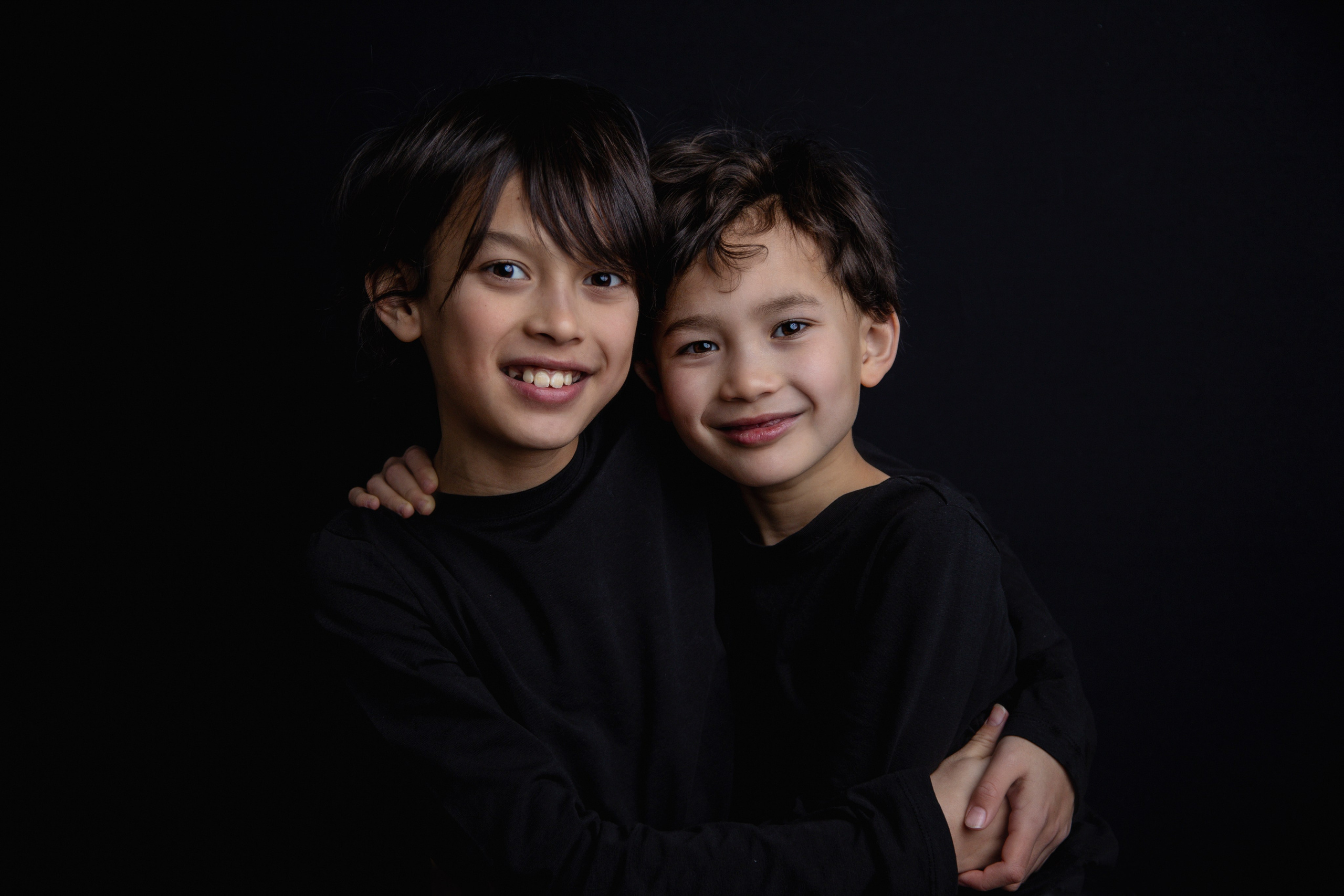 Kinderportret zwarte achtergrond.