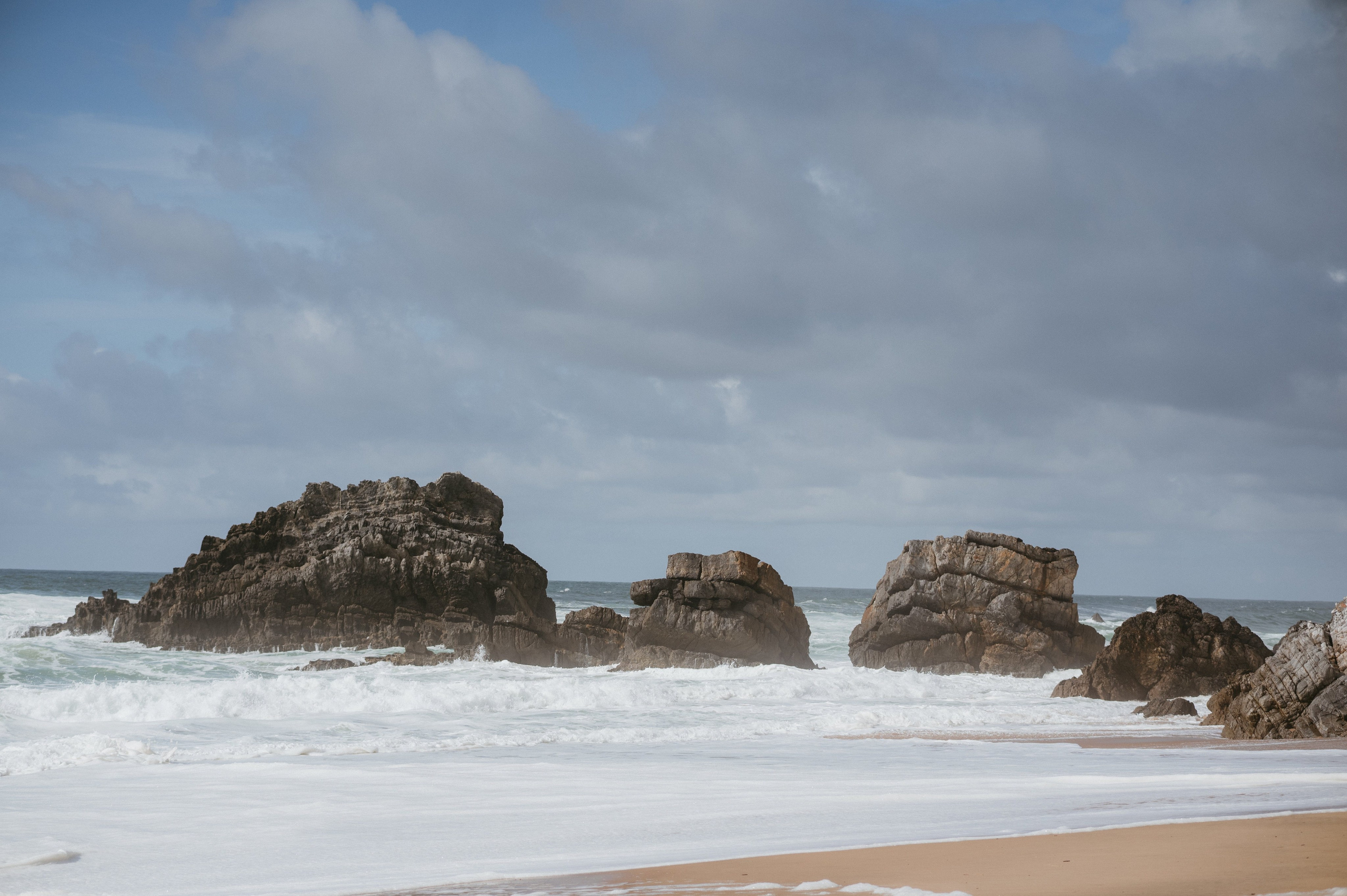 Ședință foto de nuntă pe plaja Adraga – emoție la malul oceanului Atlantic. Valentin Melen — wedding photographer