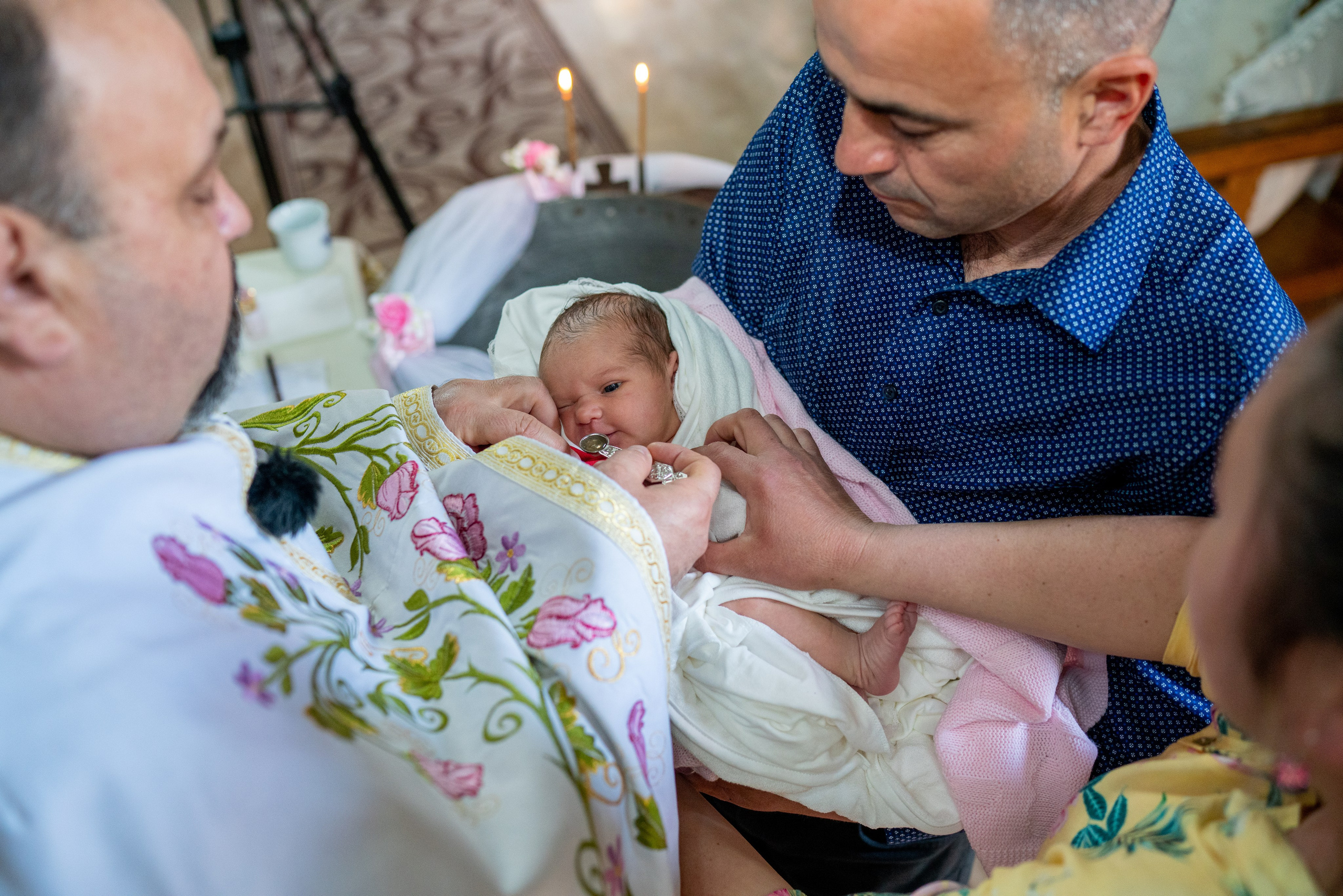 “Bebeluș botezat în biserică, ținut în brațe de nași” • “Detaliu cu lumânarea de botez decorată cu flori albe” • “Părinți emoționați alături de copilul lor la ceremonia de botez” • “Masa festivă de botez cu decor tematic și tort personalizat” • “Momentul în care preotul toarnă apă sfințită pe fruntea bebelușului” “Bebeluș în rochie albă de botez, zâmbind în brațele mamei” • “Detaliu cu cruciulița de botez așezată pe o pernă de satin” • “Părinți și nași aprinzând lumânările în timpul ceremoniei de botez” • “Tort de botez decorat cu figurine tematice și numele copilului” • “Copil botezat dormind liniștit în pătuțul decorat festiv” • “Momentul în care preotul binecuvântează copilul în fața altarului” • “Invitați adunându-se în jurul mesei festive la petrecerea de botez” • “Bebeluș ținând în mână o jucărie personalizată primită la botez” • “Familie fericită pozând împreună după ceremonia de botez” • “Decor tematic cu baloane și flori la locația petrecerii de botez” fotograf Botoșani fotograf evenimente fotograf botez Alin Chirila fotograf alinofotostudio,- Preotul ținându-l pe micuțul Mathias Gabriel la botez, în biserica Înălțarea Domnului, Copălău - Detalii de la botezul lui Mathias – lumânare, trusou și icoană - Familia lui Mathias Gabriel alături de micuț, în ziua botezului - Portret emoționant cu mama și bebelușul în brațe, în biserică,fotograf profesionist evenimente Botoșani, Iași, Suceava, Fălticeni, Bacău, Pașcani, Roman - AlinoFotoStudio by Alin Chirilă - servicii foto nuntă, botez, cununie, ședințe foto creative, albume personalizate, fotografii emoționante și calitative pentru cele mai importante momente din viață,fotograf nuntă Botoșani Alin Chirilă, ședință foto botez Iași - AlinoFotoStudio, servicii fotograf profesionist evenimente Suceava, fotograf cununie civilă Fălticeni - Alin Chirilă, album foto nuntă personalizat Bacău.“Bebeluș botezat în biserică, ținut în brațe de nași” • “Detaliu cu lumânarea de botez decorată cu flori albe” • “Părinți emoționați alături de copilul lor la ceremonia de botez” • “Masa festivă de botez cu decor tematic și tort personalizat” • “Momentul în care preotul toarnă apă sfințită pe fruntea bebelușului” “Bebeluș în rochie albă de botez, zâmbind în brațele mamei” • “Detaliu cu cruciulița de botez așezată pe o pernă de satin” • “Părinți și nași aprinzând lumânările în timpul ceremoniei de botez” • “Tort de botez decorat cu figurine tematice și numele copilului” • “Copil botezat dormind liniștit în pătuțul decorat festiv” • “Momentul în care preotul binecuvântează copilul în fața altarului” • “Invitați adunându-se în jurul mesei festive la petrecerea de botez” • “Bebeluș ținând în mână o jucărie personalizată primită la botez” • “Familie fericită pozând împreună după ceremonia de botez” • “Decor tematic cu baloane și flori la locația petrecerii de botez” fotograf Botoșani fotograf evenimente fotograf botez Alin Chirila fotograf alinofotostudio.fotograf botez Amelis Maria, fotografie botez Botoșani, fotograf Alin Chirilă, amintiri botez, fotografii botez, botez Amelis Maria, fotograf copii, fotografie botez în Botoșani,