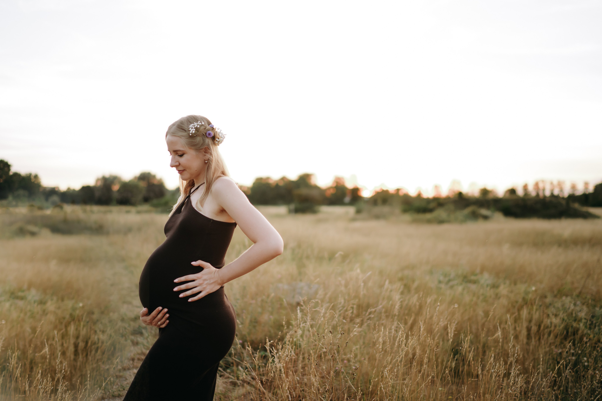 Outdoor minimalist pregnancy photo shoot