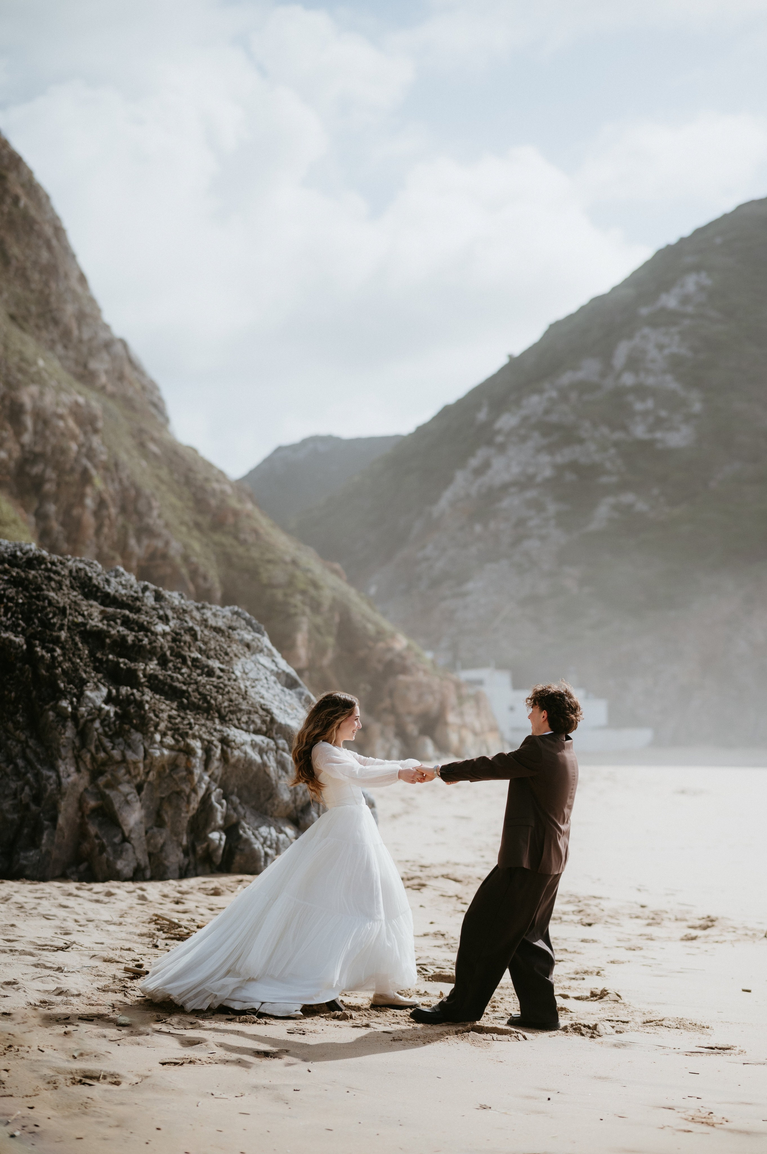 Ședință foto de nuntă pe plaja Adraga – emoție la malul oceanului Atlantic. Valentin Melen — wedding photographer