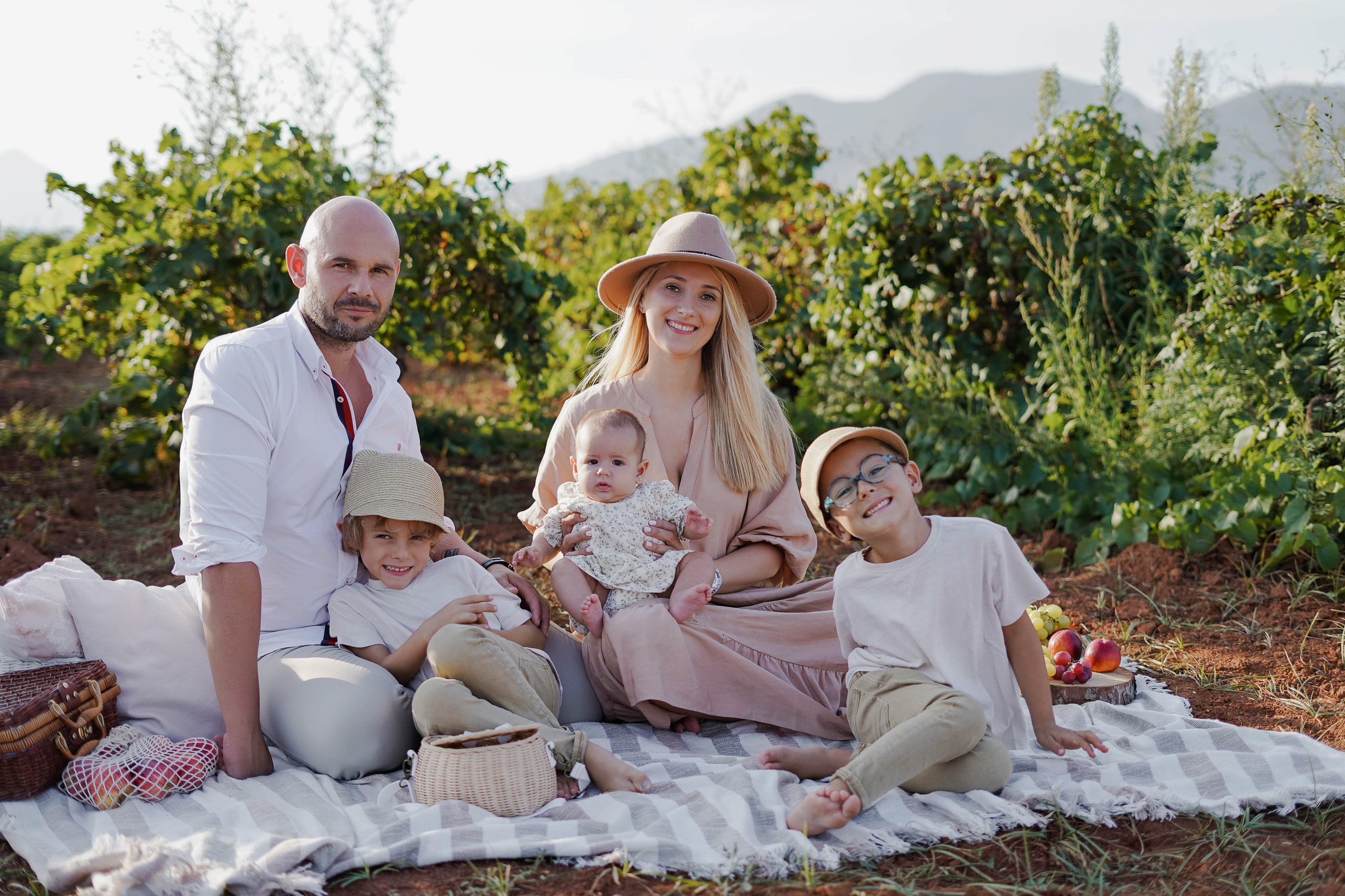 Семейная фотосессия в виноградниках Испания. Индивидуальный, семейный, свадебный фотограф Бенидорм Диана Меметова