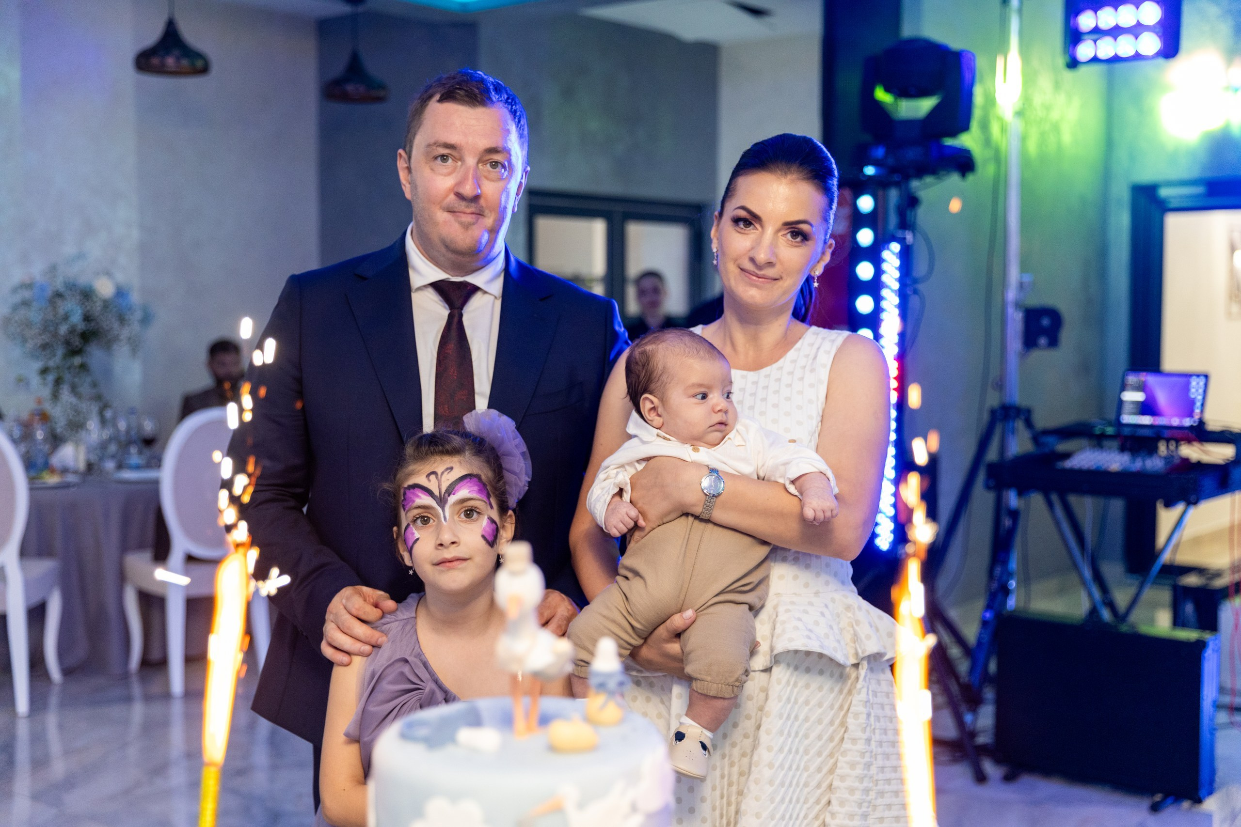 fotograf botez , fotografie botez Botoșani, fotograf Alin Chirilă, amintiri botez, fotografii botez, botez Miruna Parascheva, fotograf copii, fotografie botez în Botoșani-alt="botez , fotografie botez Alin Chirilă, amintiri botez, fotografii emoționante botez Botoșani"-- fotografii-botez-bebelus- amintiri-botez-micuț- moment-sfânt-crestinare- fotografie-emotionanta-botez- detalii-botez-bebelusi- parinti-fericiti-la-botez- fotograf-botez-profesionist- botez-in-biserica-ortodoxa- micuț-botezat-cu-emoție- zâmbete-și-lacrimi-la-botez- bebeluș-la-cristelniță- decor-botez-colorat- botez-cu-dragoste-și-credință- emotie-pura-la-botez- fotograf-botez-botosani- botez-iasi-suceava-fotograf- amintiri-nepretuite-botez-- Preotul ținându-l pe micuțul Mathias Gabriel la botez, în biserica Înălțarea Domnului, Copălău - Detalii de la botezul lui Mathias – lumânare, trusou și icoană - Familia lui Mathias Gabriel alături de micuț, în ziua botezului - Portret emoționant cu mama și bebelușul în brațe, în biserică,fotograf profesionist evenimente Botoșani, Iași, Suceava, Fălticeni, Bacău, Pașcani, Roman - AlinoFotoStudio by Alin Chirilă - servicii foto nuntă, botez, cununie, ședințe foto creative, albume personalizate, fotografii emoționante și calitative pentru cele mai importante momente din viață,fotograf nuntă Botoșani Alin Chirilă, ședință foto botez Iași - AlinoFotoStudio, servicii fotograf profesionist evenimente Suceava, fotograf cununie civilă Fălticeni - Alin Chirilă, album foto nuntă personalizat Bacău.“Bebeluș botezat în biserică, ținut în brațe de nași” • “Detaliu cu lumânarea de botez decorată cu flori albe” • “Părinți emoționați alături de copilul lor la ceremonia de botez” • “Masa festivă de botez cu decor tematic și tort personalizat” • “Momentul în care preotul toarnă apă sfințită pe fruntea bebelușului” “Bebeluș în rochie albă de botez, zâmbind în brațele mamei” • “Detaliu cu cruciulița de botez așezată pe o pernă de satin” • “Părinți și nași aprinzând lumânările în timpul ceremoniei de botez” • “Tort de botez decorat cu figurine tematice și numele copilului” • “Copil botezat dormind liniștit în pătuțul decorat festiv” • “Momentul în care preotul binecuvântează copilul în fața altarului” • “Invitați adunându-se în jurul mesei festive la petrecerea de botez” • “Bebeluș ținând în mână o jucărie personalizată primită la botez” • “Familie fericită pozând împreună după ceremonia de botez” • “Decor tematic cu baloane și flori la locația petrecerii de botez” fotograf Botoșani fotograf evenimente fotograf botez Alin Chirila fotograf alinofotostudio.fotograf botez Amelis Maria, fotografie botez Botoșani, fotograf Alin Chirilă, amintiri botez, fotografii botez, botez Amelis Maria, fotograf copii, fotografie botez în Botoșani,