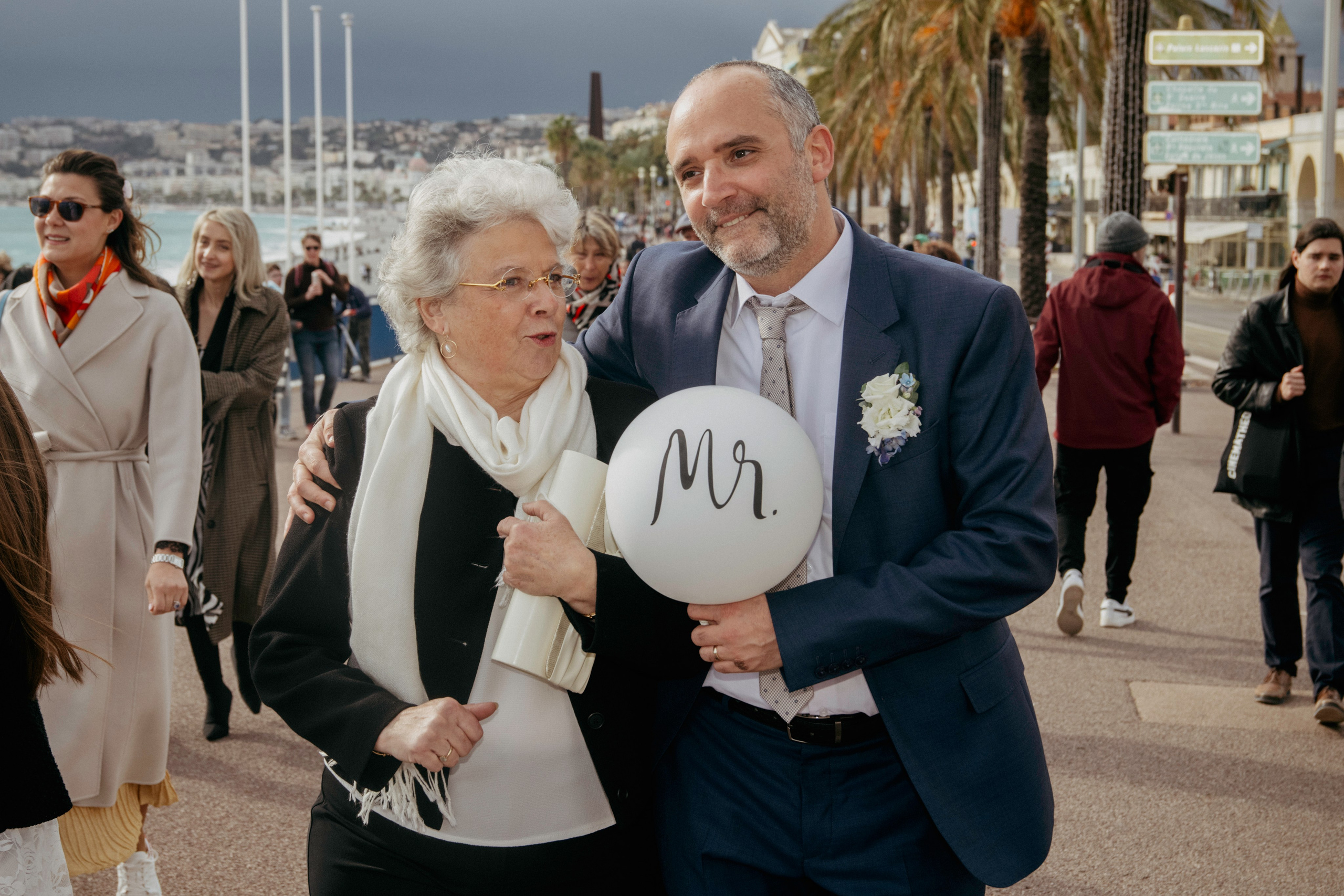 Жених подходит и обнимает маму на свадьбе.