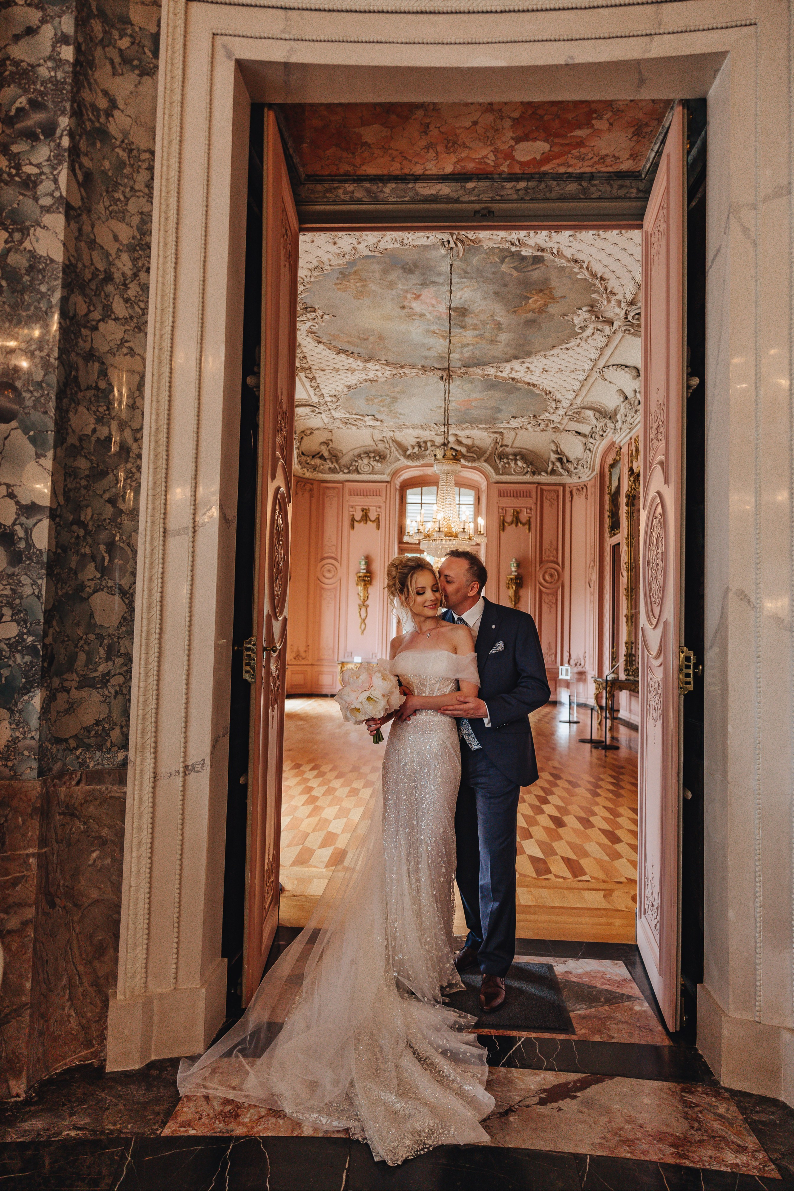 Hochzeit im Schloss Benrath – Hochzeitsfotografie vom Getting Ready bis zum Feuerwerk. Hochzeitsfotograf für exklusive Hochzeiten in NRW: Düsseldorf, Bochum, Dortmund, Essen, Duisburg, Wuppertal, Krefeld, Münster, Köln, Bonn, Aachen. Traumhafte Hochzeiten in Schloss Nordkirchen, Schloss Dyck, Schloss Hugenpoet, Schloss Gartrop, Schloss Rheydt, Schloss Wickrath, Burg Bergerhausen und weiteren exklusiven Locations.