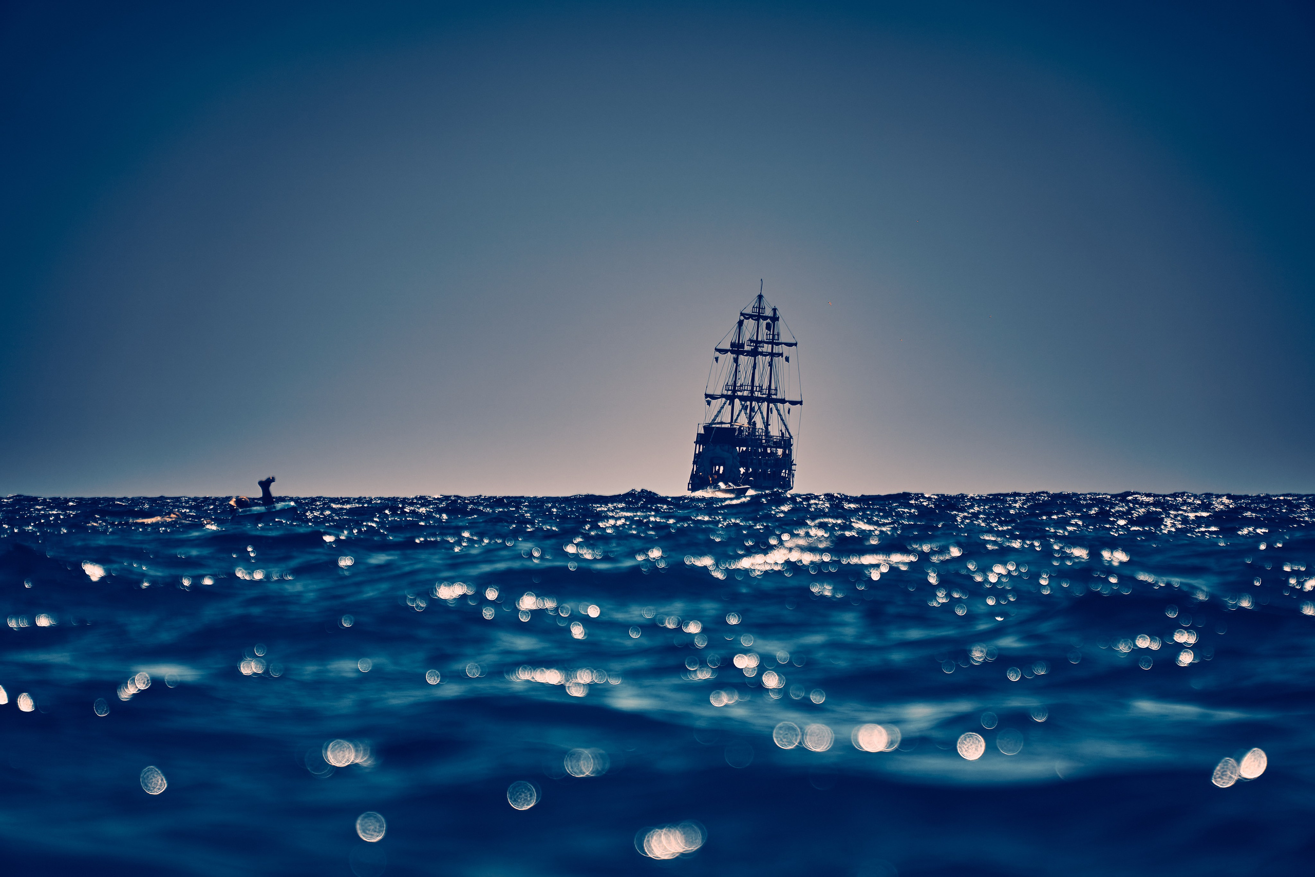 Andriej Szypiłow - Fotograf i Wideograf - Reportaż artystyczny - Antalya. Plaża. Mustafa Kemal Atatürk. Plaża jest doskonałym miejscem do spędzenia czasu dla osoby z teleobiektywem.