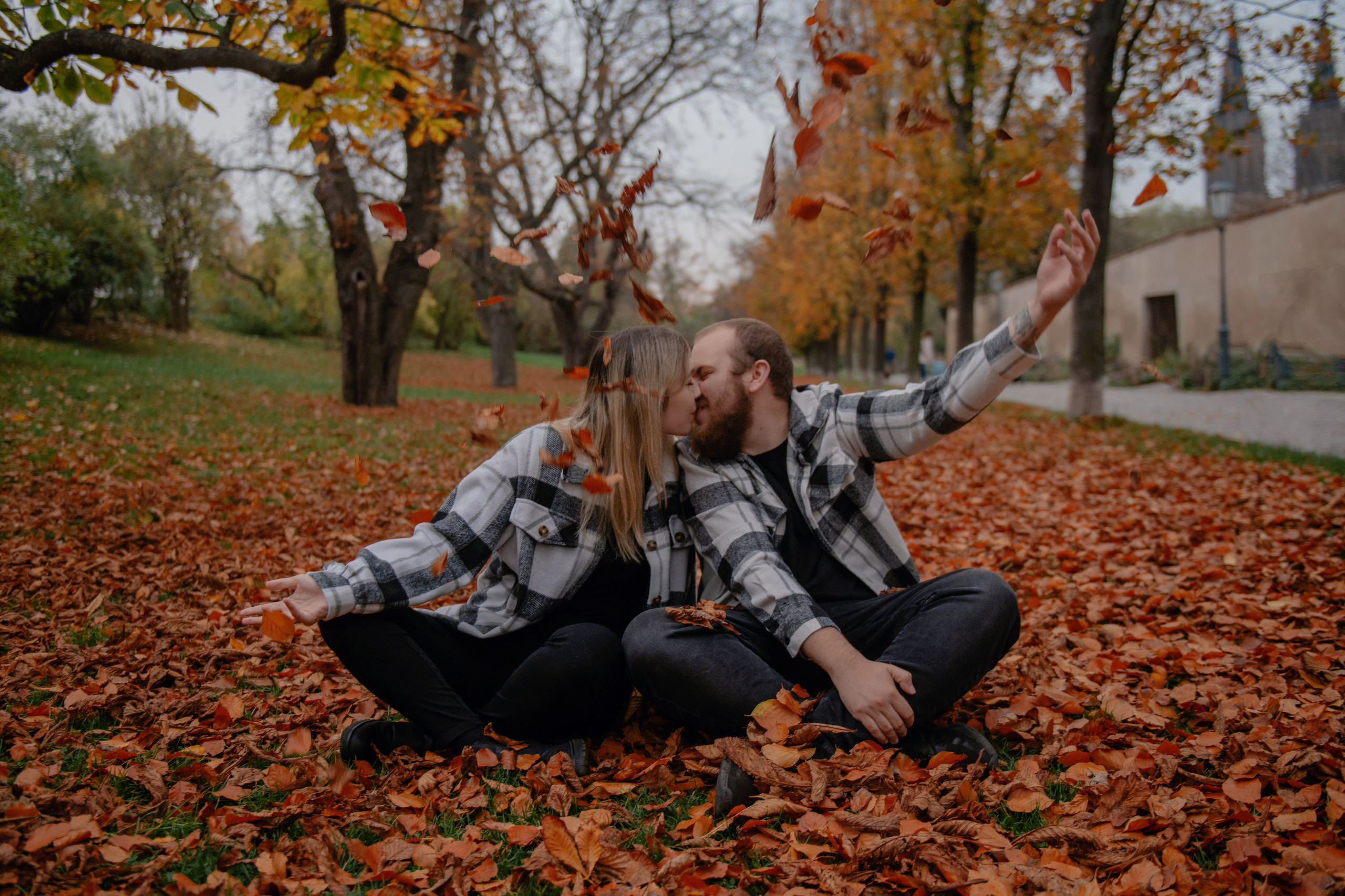 Парная осенняя фотосессия на Вышеграде в Праге. Профессиональный фотограф в Праге Анастасия Харитонова