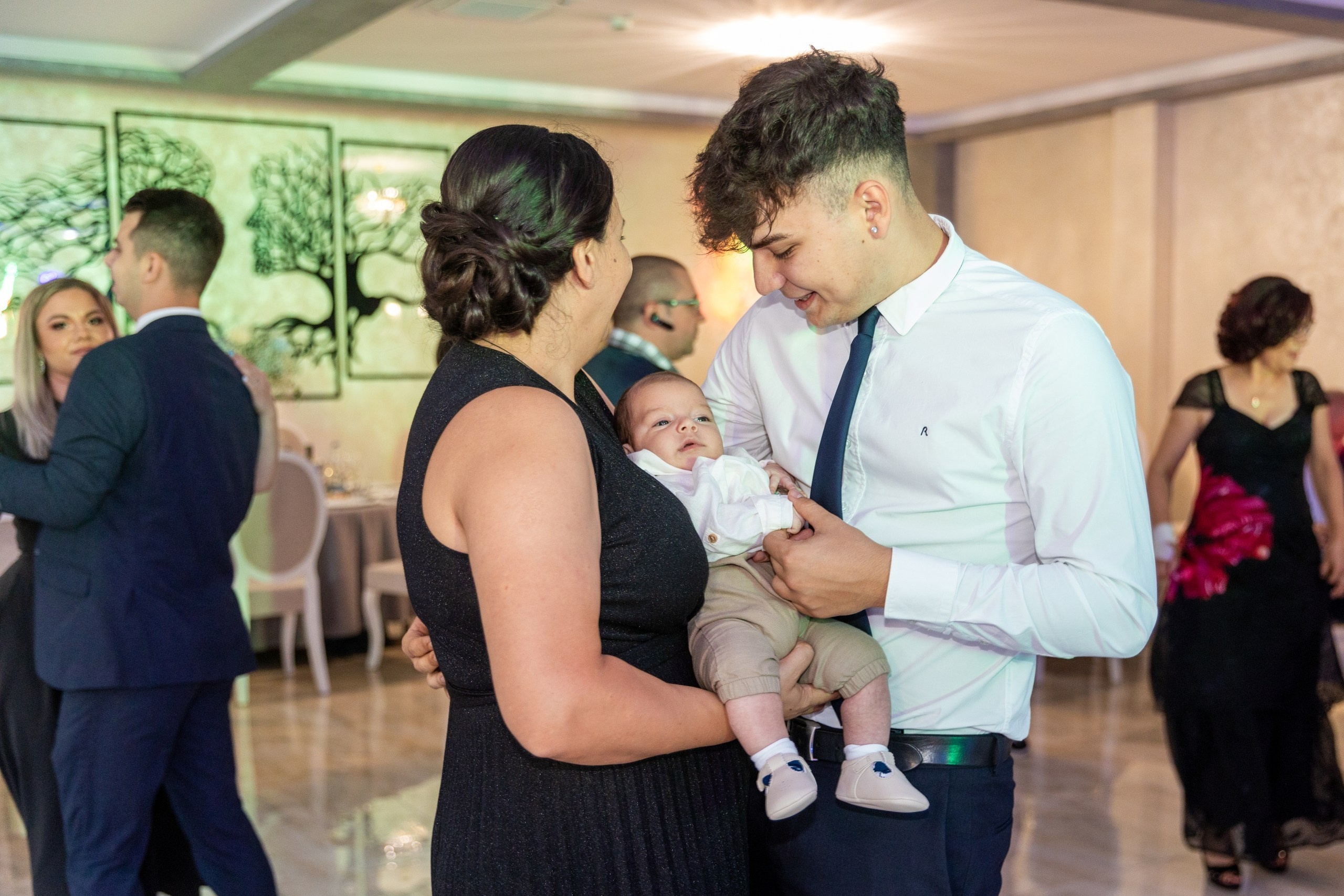 fotograf botez , fotografie botez Botoșani, fotograf Alin Chirilă, amintiri botez, fotografii botez, botez Miruna Parascheva, fotograf copii, fotografie botez în Botoșani-alt="botez , fotografie botez Alin Chirilă, amintiri botez, fotografii emoționante botez Botoșani"-- fotografii-botez-bebelus- amintiri-botez-micuț- moment-sfânt-crestinare- fotografie-emotionanta-botez- detalii-botez-bebelusi- parinti-fericiti-la-botez- fotograf-botez-profesionist- botez-in-biserica-ortodoxa- micuț-botezat-cu-emoție- zâmbete-și-lacrimi-la-botez- bebeluș-la-cristelniță- decor-botez-colorat- botez-cu-dragoste-și-credință- emotie-pura-la-botez- fotograf-botez-botosani- botez-iasi-suceava-fotograf- amintiri-nepretuite-botez-- Preotul ținându-l pe micuțul Mathias Gabriel la botez, în biserica Înălțarea Domnului, Copălău - Detalii de la botezul lui Mathias – lumânare, trusou și icoană - Familia lui Mathias Gabriel alături de micuț, în ziua botezului - Portret emoționant cu mama și bebelușul în brațe, în biserică,fotograf profesionist evenimente Botoșani, Iași, Suceava, Fălticeni, Bacău, Pașcani, Roman - AlinoFotoStudio by Alin Chirilă - servicii foto nuntă, botez, cununie, ședințe foto creative, albume personalizate, fotografii emoționante și calitative pentru cele mai importante momente din viață,fotograf nuntă Botoșani Alin Chirilă, ședință foto botez Iași - AlinoFotoStudio, servicii fotograf profesionist evenimente Suceava, fotograf cununie civilă Fălticeni - Alin Chirilă, album foto nuntă personalizat Bacău.“Bebeluș botezat în biserică, ținut în brațe de nași” • “Detaliu cu lumânarea de botez decorată cu flori albe” • “Părinți emoționați alături de copilul lor la ceremonia de botez” • “Masa festivă de botez cu decor tematic și tort personalizat” • “Momentul în care preotul toarnă apă sfințită pe fruntea bebelușului” “Bebeluș în rochie albă de botez, zâmbind în brațele mamei” • “Detaliu cu cruciulița de botez așezată pe o pernă de satin” • “Părinți și nași aprinzând lumânările în timpul ceremoniei de botez” • “Tort de botez decorat cu figurine tematice și numele copilului” • “Copil botezat dormind liniștit în pătuțul decorat festiv” • “Momentul în care preotul binecuvântează copilul în fața altarului” • “Invitați adunându-se în jurul mesei festive la petrecerea de botez” • “Bebeluș ținând în mână o jucărie personalizată primită la botez” • “Familie fericită pozând împreună după ceremonia de botez” • “Decor tematic cu baloane și flori la locația petrecerii de botez” fotograf Botoșani fotograf evenimente fotograf botez Alin Chirila fotograf alinofotostudio.fotograf botez Amelis Maria, fotografie botez Botoșani, fotograf Alin Chirilă, amintiri botez, fotografii botez, botez Amelis Maria, fotograf copii, fotografie botez în Botoșani,