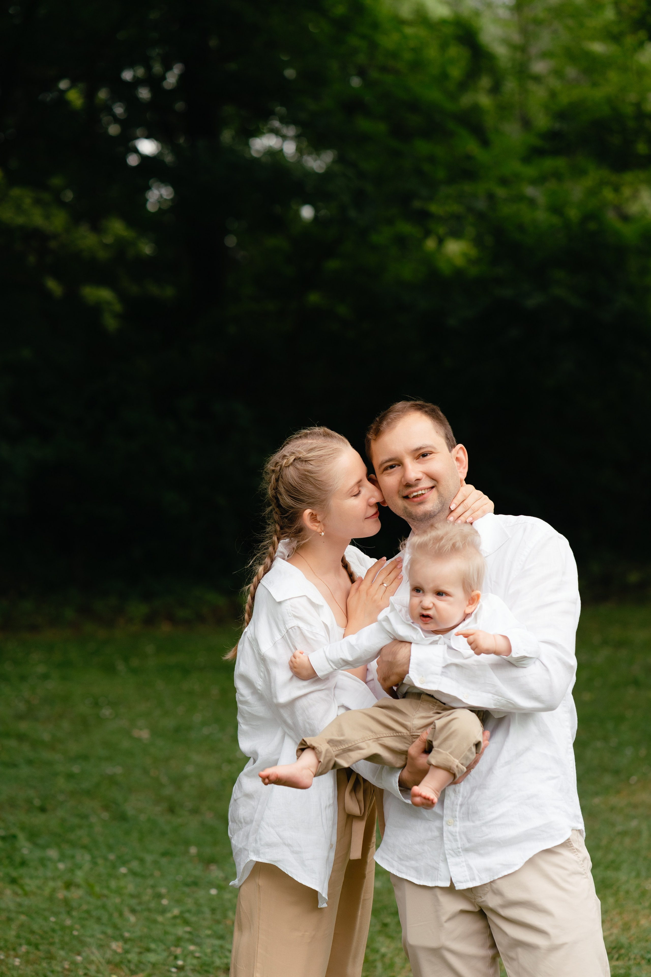 Sunny outdoor family photo shoot for the Family with kids
