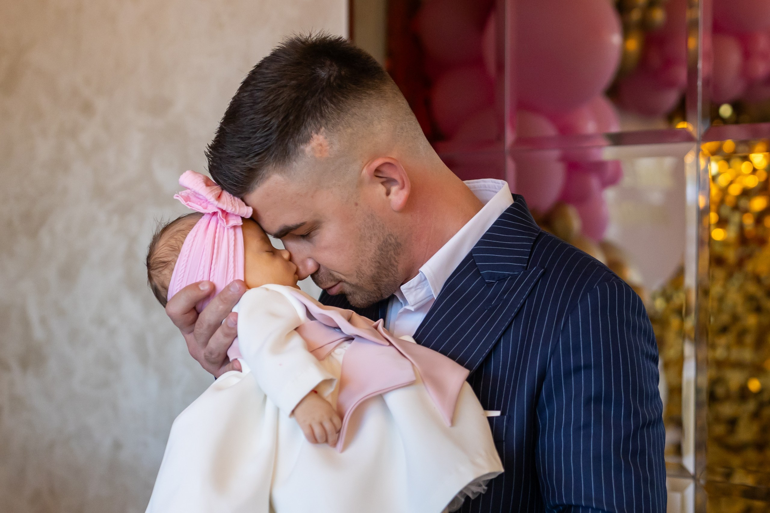 “Bebeluș botezat în biserică, ținut în brațe de nași” • “Detaliu cu lumânarea de botez decorată cu flori albe” • “Părinți emoționați alături de copilul lor la ceremonia de botez” • “Masa festivă de botez cu decor tematic și tort personalizat” • “Momentul în care preotul toarnă apă sfințită pe fruntea bebelușului” “Bebeluș în rochie albă de botez, zâmbind în brațele mamei” • “Detaliu cu cruciulița de botez așezată pe o pernă de satin” • “Părinți și nași aprinzând lumânările în timpul ceremoniei de botez” • “Tort de botez decorat cu figurine tematice și numele copilului” • “Copil botezat dormind liniștit în pătuțul decorat festiv” • “Momentul în care preotul binecuvântează copilul în fața altarului” • “Invitați adunându-se în jurul mesei festive la petrecerea de botez” • “Bebeluș ținând în mână o jucărie personalizată primită la botez” • “Familie fericită pozând împreună după ceremonia de botez” • “Decor tematic cu baloane și flori la locația petrecerii de botez” fotograf Botoșani fotograf evenimente fotograf botez Alin Chirila fotograf alinofotostudio,- Preotul ținându-l pe micuțul Mathias Gabriel la botez, în biserica Înălțarea Domnului, Copălău - Detalii de la botezul lui Mathias – lumânare, trusou și icoană - Familia lui Mathias Gabriel alături de micuț, în ziua botezului - Portret emoționant cu mama și bebelușul în brațe, în biserică,fotograf profesionist evenimente Botoșani, Iași, Suceava, Fălticeni, Bacău, Pașcani, Roman - AlinoFotoStudio by Alin Chirilă - servicii foto nuntă, botez, cununie, ședințe foto creative, albume personalizate, fotografii emoționante și calitative pentru cele mai importante momente din viață,fotograf nuntă Botoșani Alin Chirilă, ședință foto botez Iași - AlinoFotoStudio, servicii fotograf profesionist evenimente Suceava, fotograf cununie civilă Fălticeni - Alin Chirilă, album foto nuntă personalizat Bacău.“Bebeluș botezat în biserică, ținut în brațe de nași” • “Detaliu cu lumânarea de botez decorată cu flori albe” • “Părinți emoționați alături de copilul lor la ceremonia de botez” • “Masa festivă de botez cu decor tematic și tort personalizat” • “Momentul în care preotul toarnă apă sfințită pe fruntea bebelușului” “Bebeluș în rochie albă de botez, zâmbind în brațele mamei” • “Detaliu cu cruciulița de botez așezată pe o pernă de satin” • “Părinți și nași aprinzând lumânările în timpul ceremoniei de botez” • “Tort de botez decorat cu figurine tematice și numele copilului” • “Copil botezat dormind liniștit în pătuțul decorat festiv” • “Momentul în care preotul binecuvântează copilul în fața altarului” • “Invitați adunându-se în jurul mesei festive la petrecerea de botez” • “Bebeluș ținând în mână o jucărie personalizată primită la botez” • “Familie fericită pozând împreună după ceremonia de botez” • “Decor tematic cu baloane și flori la locația petrecerii de botez” fotograf Botoșani fotograf evenimente fotograf botez Alin Chirila fotograf alinofotostudio.fotograf botez Amelis Maria, fotografie botez Botoșani, fotograf Alin Chirilă, amintiri botez, fotografii botez, botez Amelis Maria, fotograf copii, fotografie botez în Botoșani,