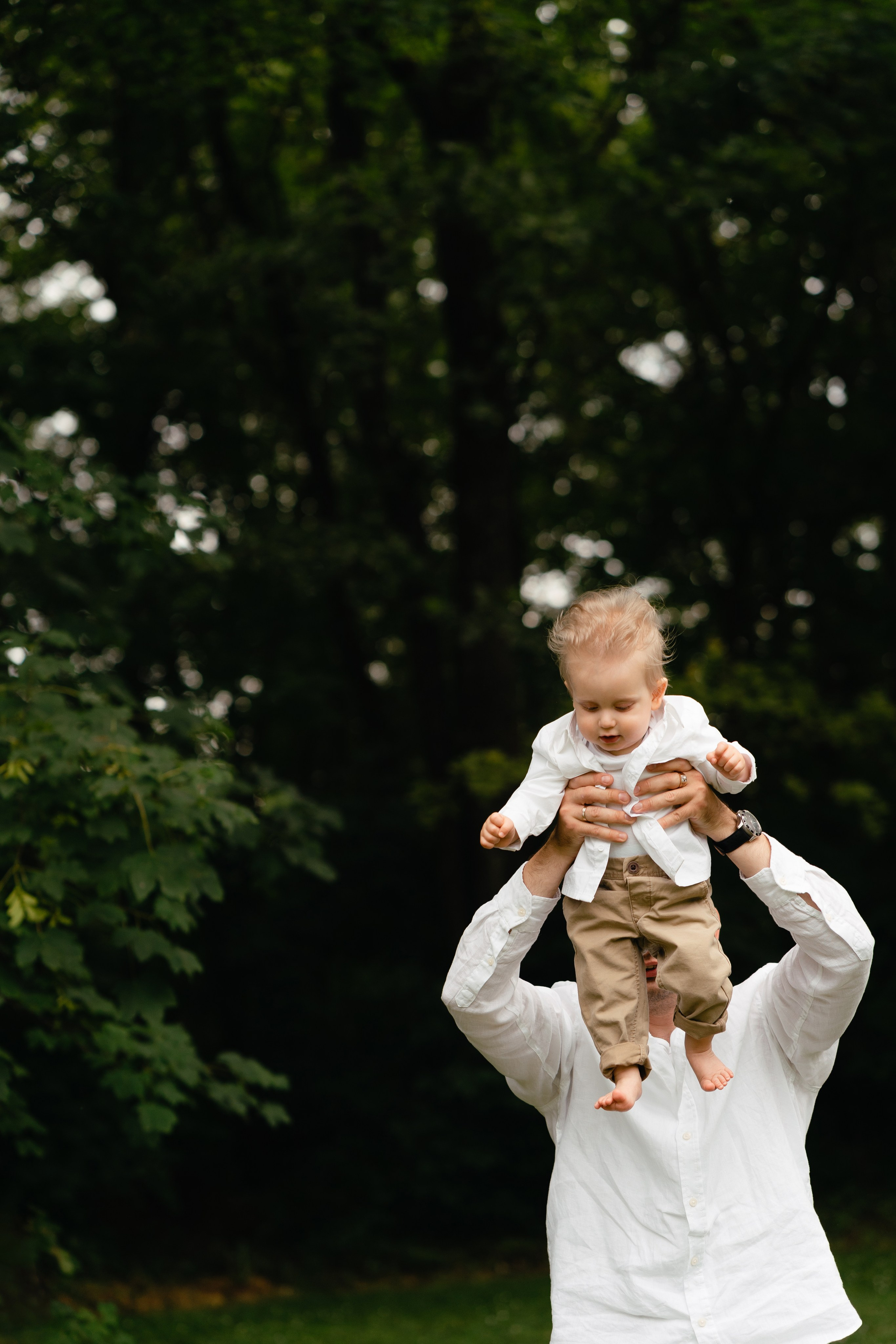 Sunny outdoor family photo shoot for the Family with kids