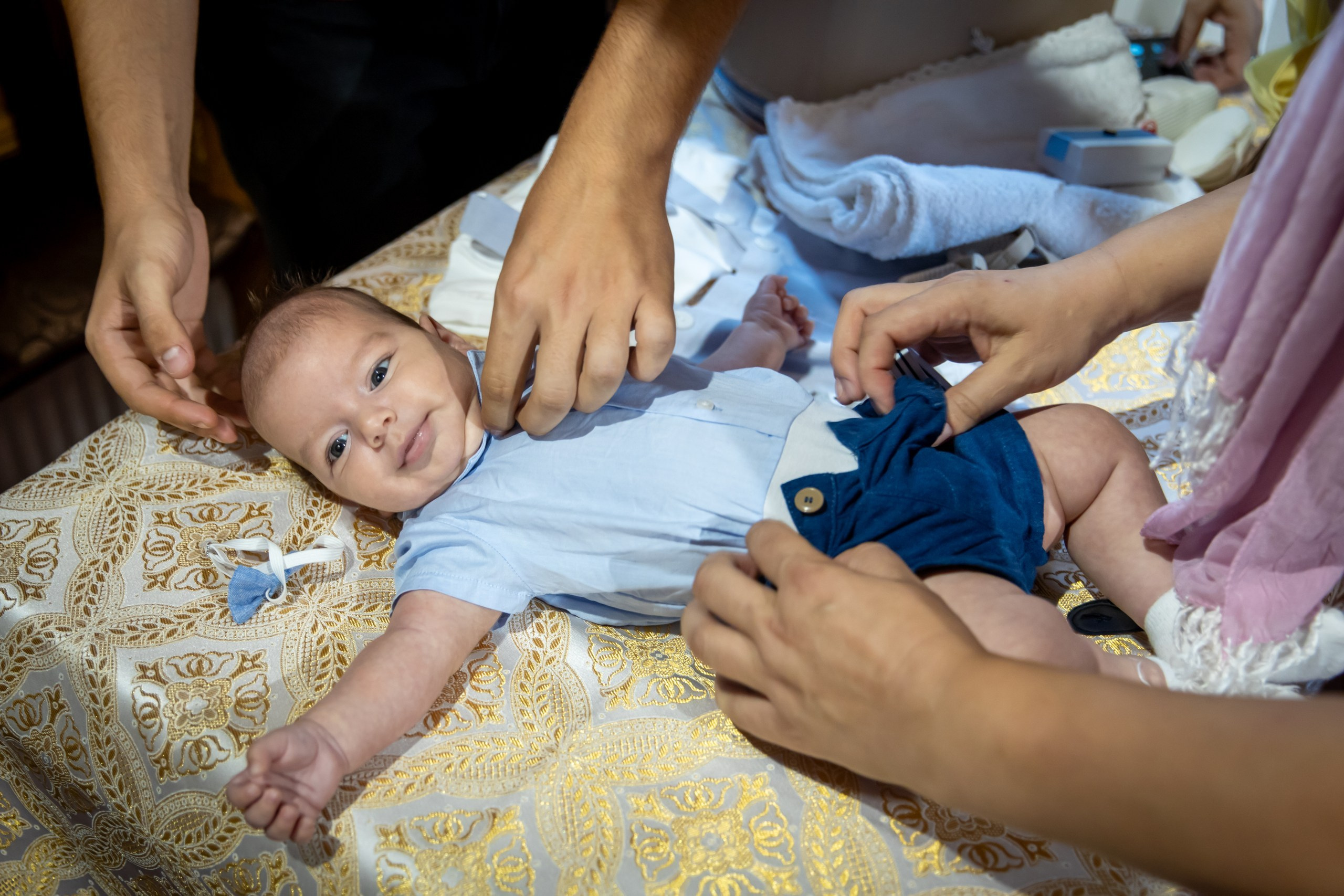 fotograf botez , fotografie botez Botoșani, fotograf Alin Chirilă, amintiri botez, fotografii botez, botez Miruna Parascheva, fotograf copii, fotografie botez în Botoșani-alt="botez , fotografie botez Alin Chirilă, amintiri botez, fotografii emoționante botez Botoșani"-- fotografii-botez-bebelus- amintiri-botez-micuț- moment-sfânt-crestinare- fotografie-emotionanta-botez- detalii-botez-bebelusi- parinti-fericiti-la-botez- fotograf-botez-profesionist- botez-in-biserica-ortodoxa- micuț-botezat-cu-emoție- zâmbete-și-lacrimi-la-botez- bebeluș-la-cristelniță- decor-botez-colorat- botez-cu-dragoste-și-credință- emotie-pura-la-botez- fotograf-botez-botosani- botez-iasi-suceava-fotograf- amintiri-nepretuite-botez-- Preotul ținându-l pe micuțul Mathias Gabriel la botez, în biserica Înălțarea Domnului, Copălău - Detalii de la botezul lui Mathias – lumânare, trusou și icoană - Familia lui Mathias Gabriel alături de micuț, în ziua botezului - Portret emoționant cu mama și bebelușul în brațe, în biserică,fotograf profesionist evenimente Botoșani, Iași, Suceava, Fălticeni, Bacău, Pașcani, Roman - AlinoFotoStudio by Alin Chirilă - servicii foto nuntă, botez, cununie, ședințe foto creative, albume personalizate, fotografii emoționante și calitative pentru cele mai importante momente din viață,fotograf nuntă Botoșani Alin Chirilă, ședință foto botez Iași - AlinoFotoStudio, servicii fotograf profesionist evenimente Suceava, fotograf cununie civilă Fălticeni - Alin Chirilă, album foto nuntă personalizat Bacău.“Bebeluș botezat în biserică, ținut în brațe de nași” • “Detaliu cu lumânarea de botez decorată cu flori albe” • “Părinți emoționați alături de copilul lor la ceremonia de botez” • “Masa festivă de botez cu decor tematic și tort personalizat” • “Momentul în care preotul toarnă apă sfințită pe fruntea bebelușului” “Bebeluș în rochie albă de botez, zâmbind în brațele mamei” • “Detaliu cu cruciulița de botez așezată pe o pernă de satin” • “Părinți și nași aprinzând lumânările în timpul ceremoniei de botez” • “Tort de botez decorat cu figurine tematice și numele copilului” • “Copil botezat dormind liniștit în pătuțul decorat festiv” • “Momentul în care preotul binecuvântează copilul în fața altarului” • “Invitați adunându-se în jurul mesei festive la petrecerea de botez” • “Bebeluș ținând în mână o jucărie personalizată primită la botez” • “Familie fericită pozând împreună după ceremonia de botez” • “Decor tematic cu baloane și flori la locația petrecerii de botez” fotograf Botoșani fotograf evenimente fotograf botez Alin Chirila fotograf alinofotostudio.fotograf botez Amelis Maria, fotografie botez Botoșani, fotograf Alin Chirilă, amintiri botez, fotografii botez, botez Amelis Maria, fotograf copii, fotografie botez în Botoșani,