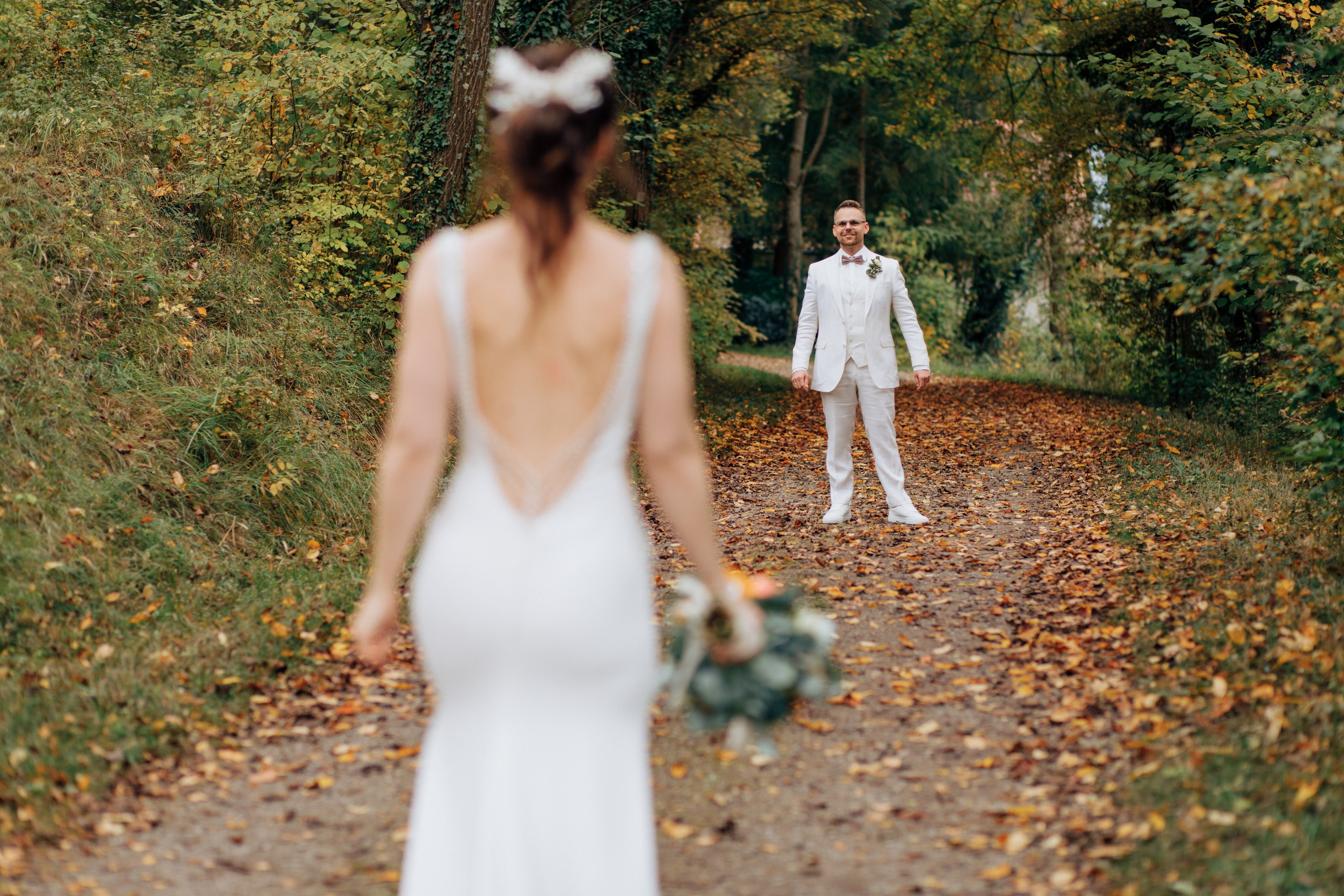 Die Braut geht in ihrem wunderschönen Hochzeitskleid auf den Bräutigam zu.