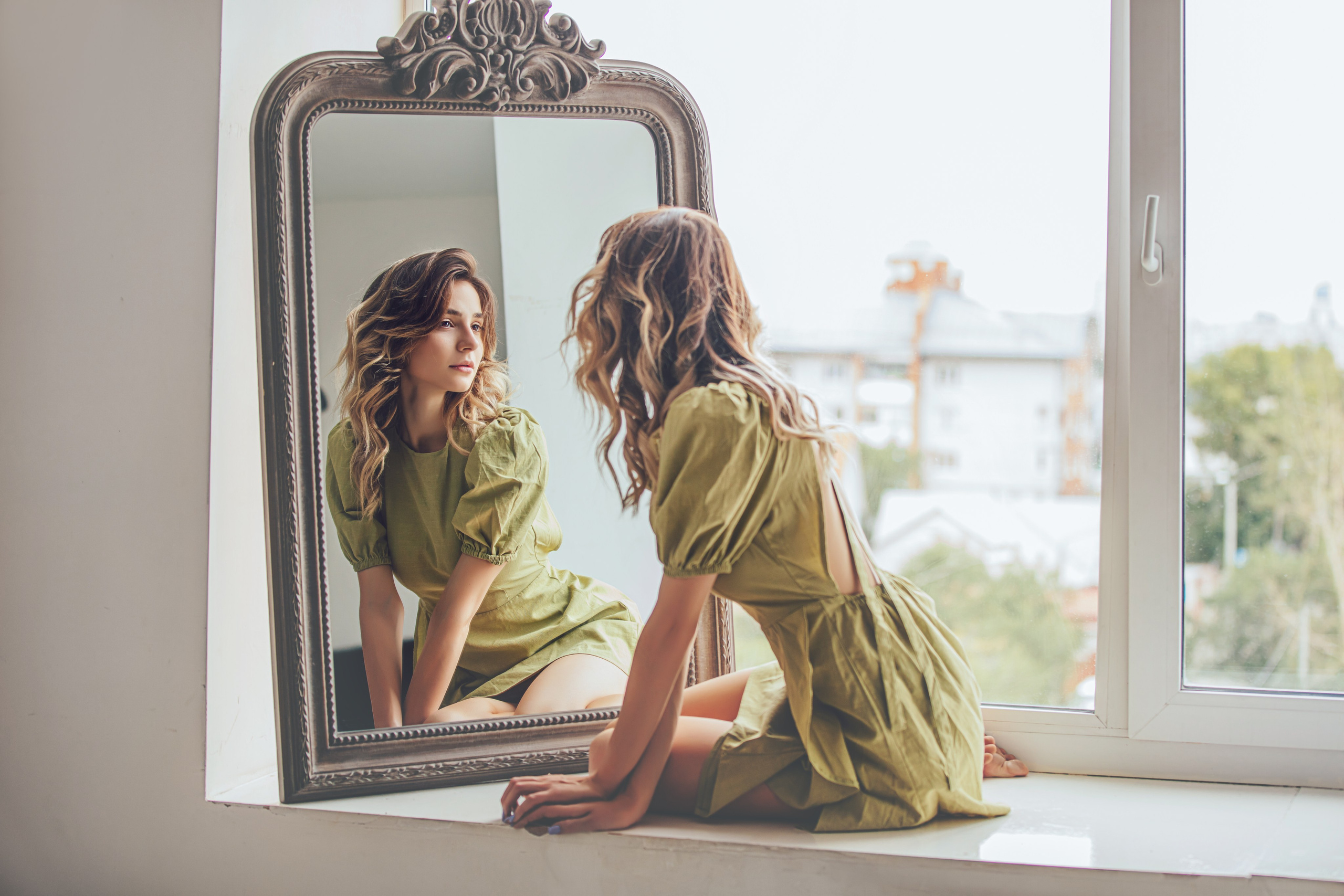 Photographe portrait à Auxerre – femme en robe verte devant un miroir ancien