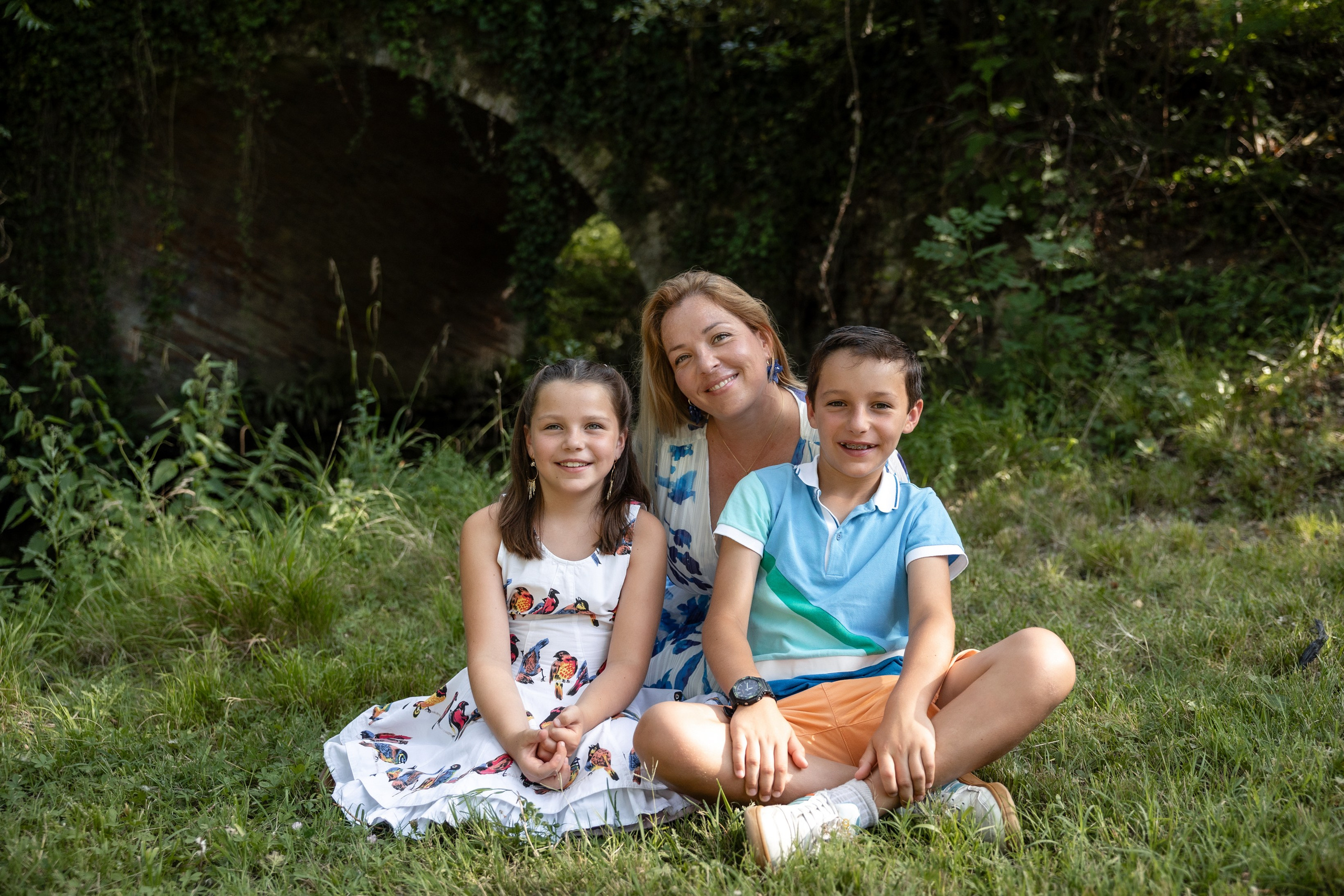 Family photoshoot in Parc du Cabirol, Colomiers. Eugenie Smirnova — wedding, corporate and lifestyle photographer in Toulouse and Southwest France